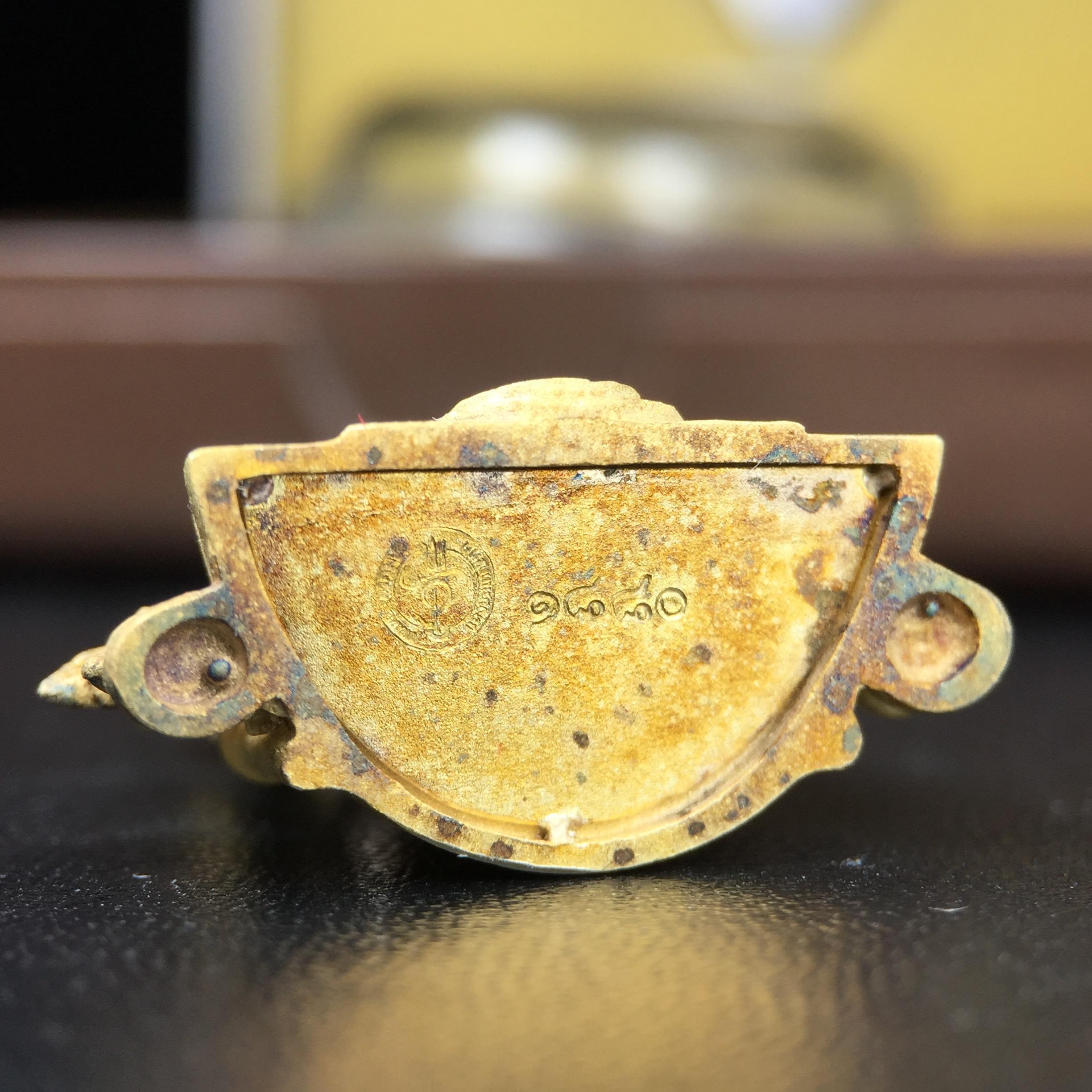 พระพุทธชินราช ภปร. โครงการ "เพราะแผ่นดินนี้ คือ แผ่นดินเกิด" ปี2548(รุ่นแรก) ลอยองค์ หน้าตัก 1/2 นิ้ว เนื้อเงินสามกษัตริย์(ผิวเดิมติดรุ้งๆสวยดีมีเสน่ห์) พุทธศิลป์งดงามทรงคุณค่า รุ่นยอดนิยม