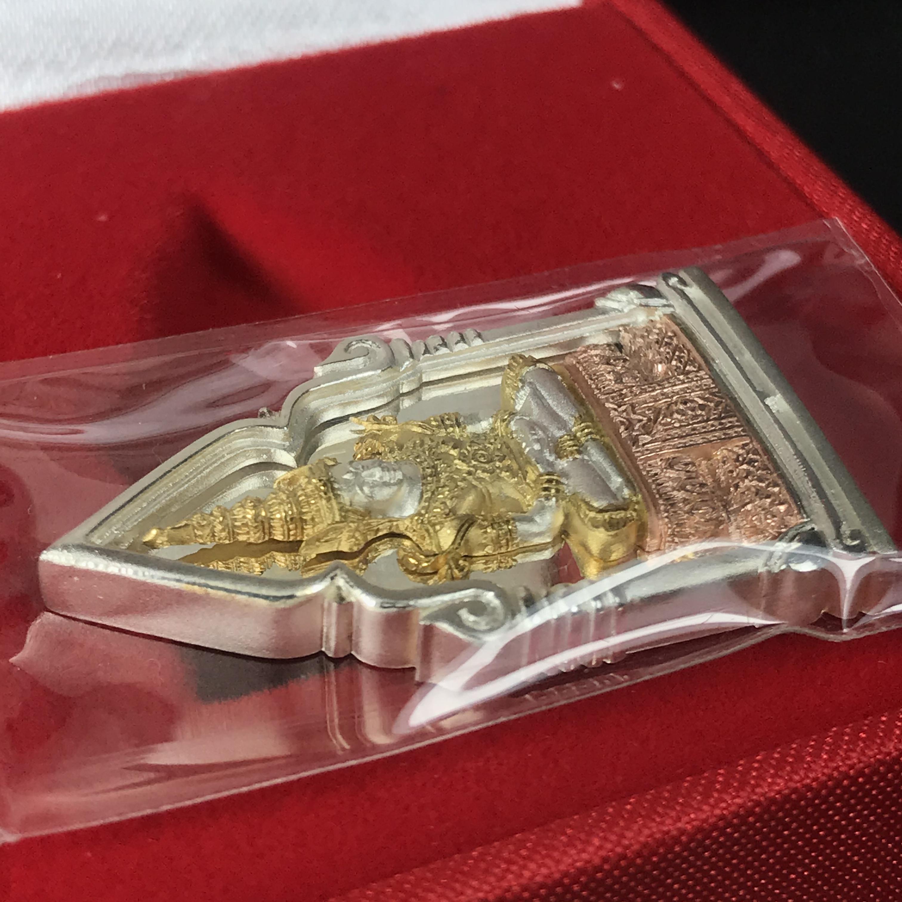 พระพุทธมหามณีรัตนปฎิมากร(พระแก้วมรกต)รุ่น เฉลิมพระเกียรติ วัดพระศรีรัตนศาสดารามราม(วัดพระแก้ว) ปี2543 เนื้อเงินสามกษัตริย์พิมพ์ซุ้มกนกใหญ่ สภาพสวยซีนเดิมกล่องครบ