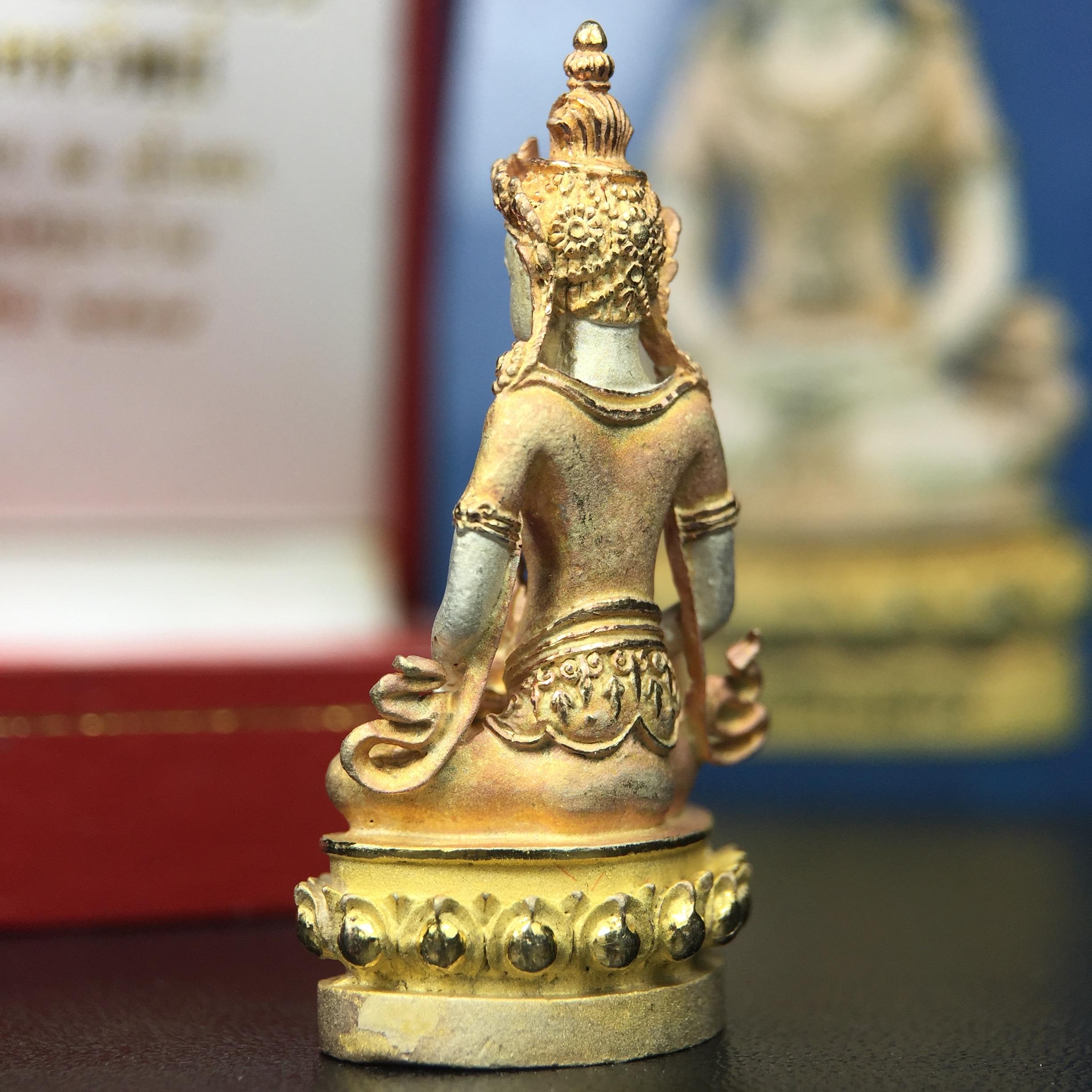 พระกริ่งอวโลกิเตศวร ( เจ้าแม่กวนอิม ) วัดโพธิ์แมนคุณาราม เนื้อเงิน 3 กษัตริย์ พ่นทราย รุ่นอุดมโภคทรัพย์ พ.ศ.2539(พร้อมกล่องบรรจุการ์ดใบรับรองเดิมครบ) (อีกหนึ่งรุ่นยอดนิยม พุทธศิลป์สวยงดงาม)