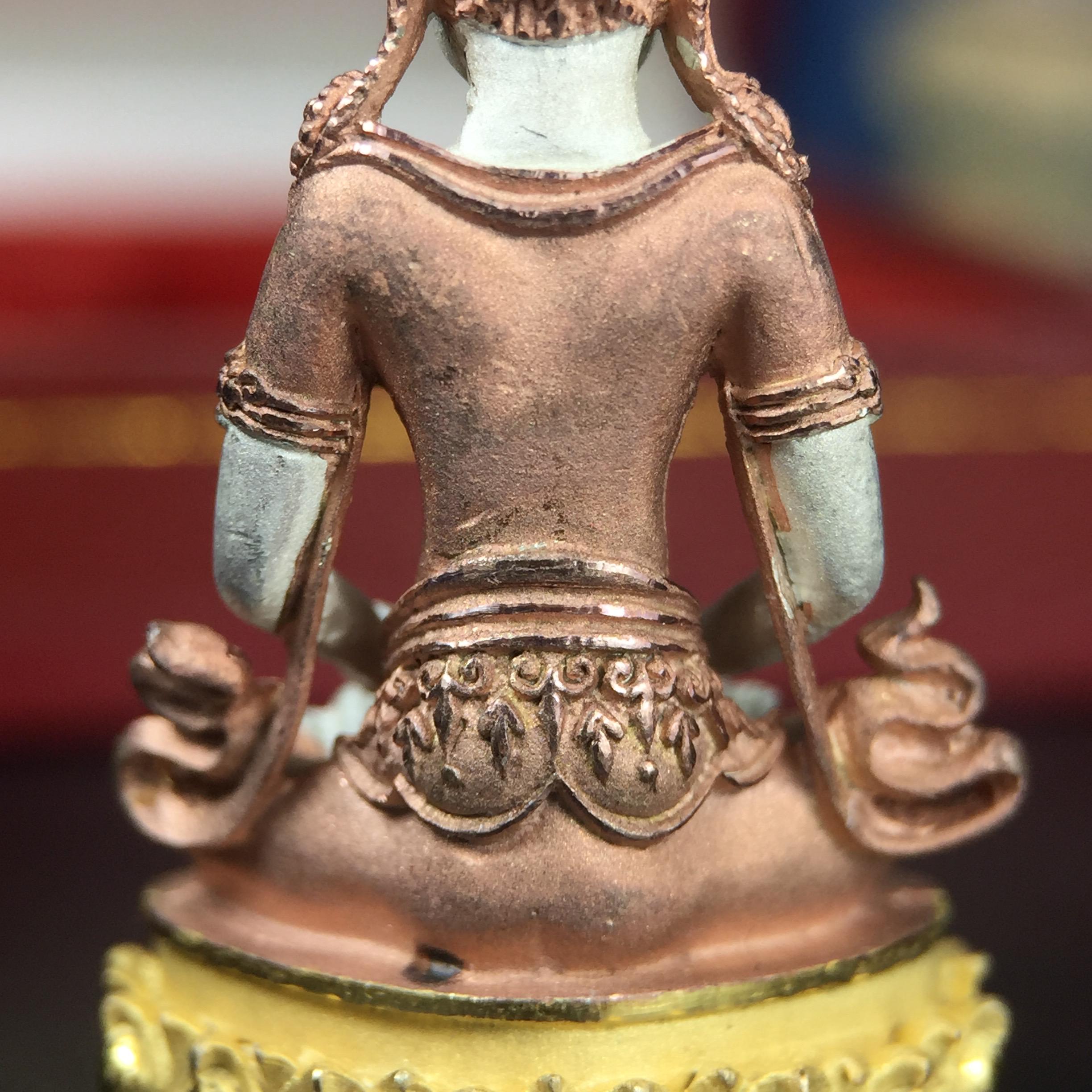 พระกริ่งอวโลกิเตศวร ( เจ้าแม่กวนอิม ) วัดโพธิ์แมนคุณาราม เนื้อเงิน 3 กษัตริย์ พ่นทราย รุ่นอุดมโภคทรัพย์ พ.ศ.2539(ผิวสวยเดิมพร้อมกล่องบรรจุการ์ดใบรับรองเดิมครบ) (อีกหนึ่งรุ่นยอดนิยม พุทธศิลป์สวยงดงาม)