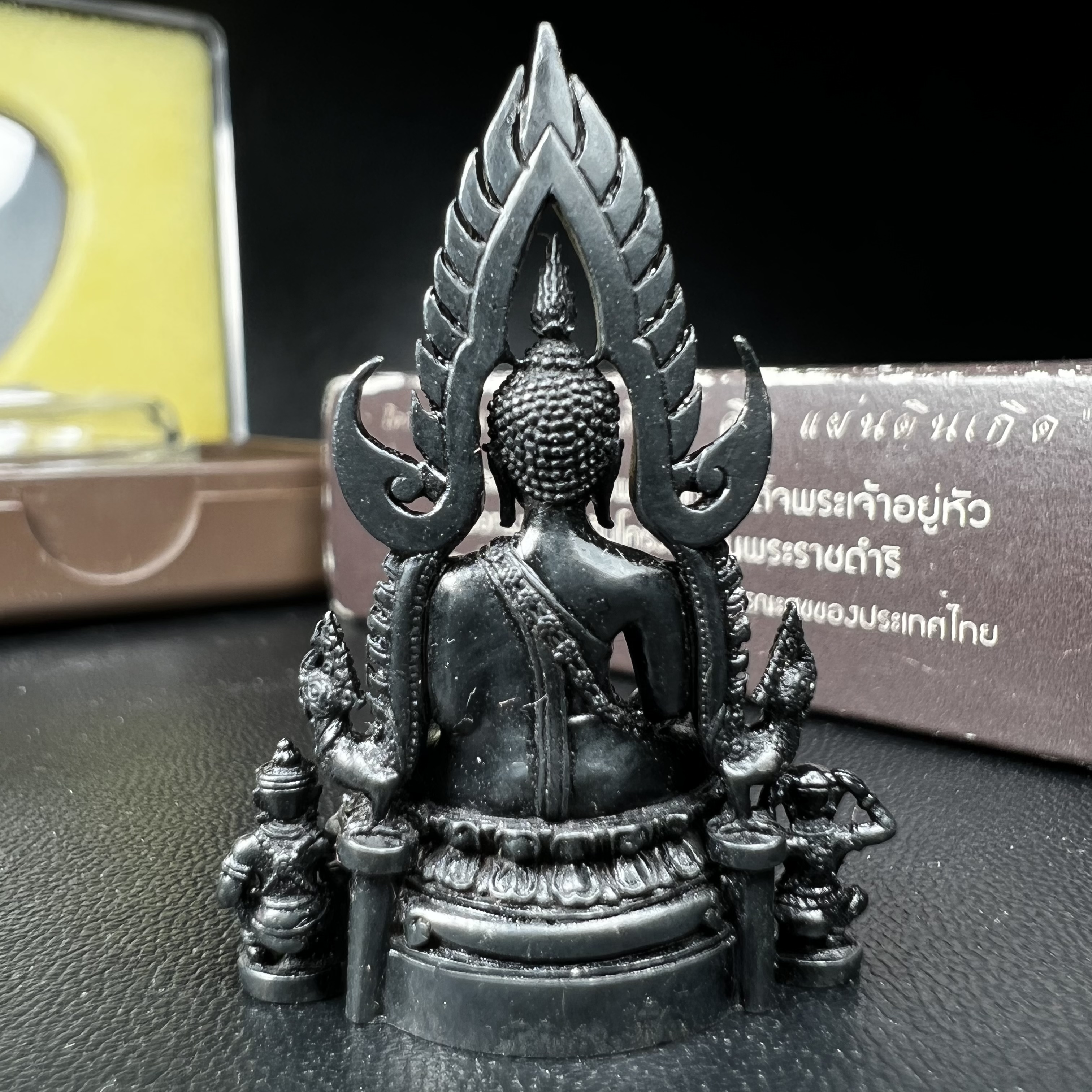 พระพุทธชินราช ภปร. โครงการ "เพราะแผ่นดินนี้ คือ แผ่นดินเกิด" ปี2548(รุ่นแรก) ลอยองค์ หน้าตัก 1/2 นิ้ว เนื้อเงินรมดำ(พุทธศิลป์จำลองเมื่อครั้งลอกทอง ครั้งที่3 เมื่อปี2547 ร้อยปีจะมีสักครั้ง "พระพุทธชินราชองค์ดำ")