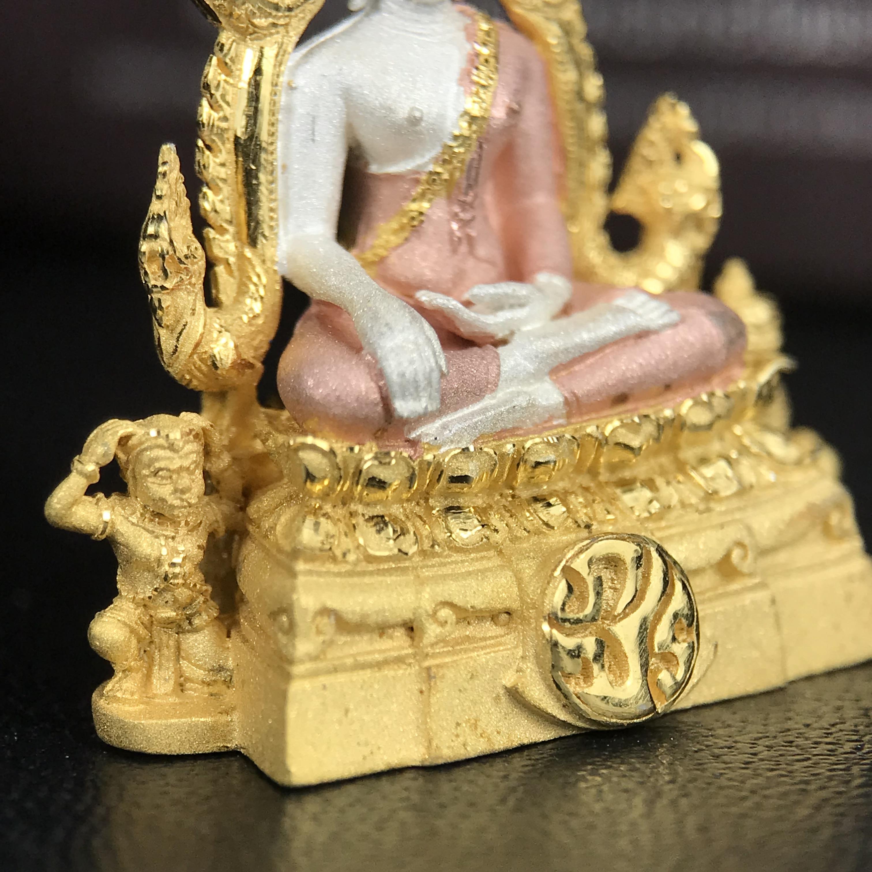 พระพุทธชินราช ภปร. โครงการ "เพราะแผ่นดินนี้ คือ แผ่นดินเกิด" ปี 2548(รุ่นแรก) ลอยองค์เนื้อเงินสามกษัตริย์ หน้าตัก 1/2 นิ้ว (ขนาด 3.5 x 2.5 ซม.) พุทธศิลป์งดงามทรงคุณค่า รุ่นยอดนิยม