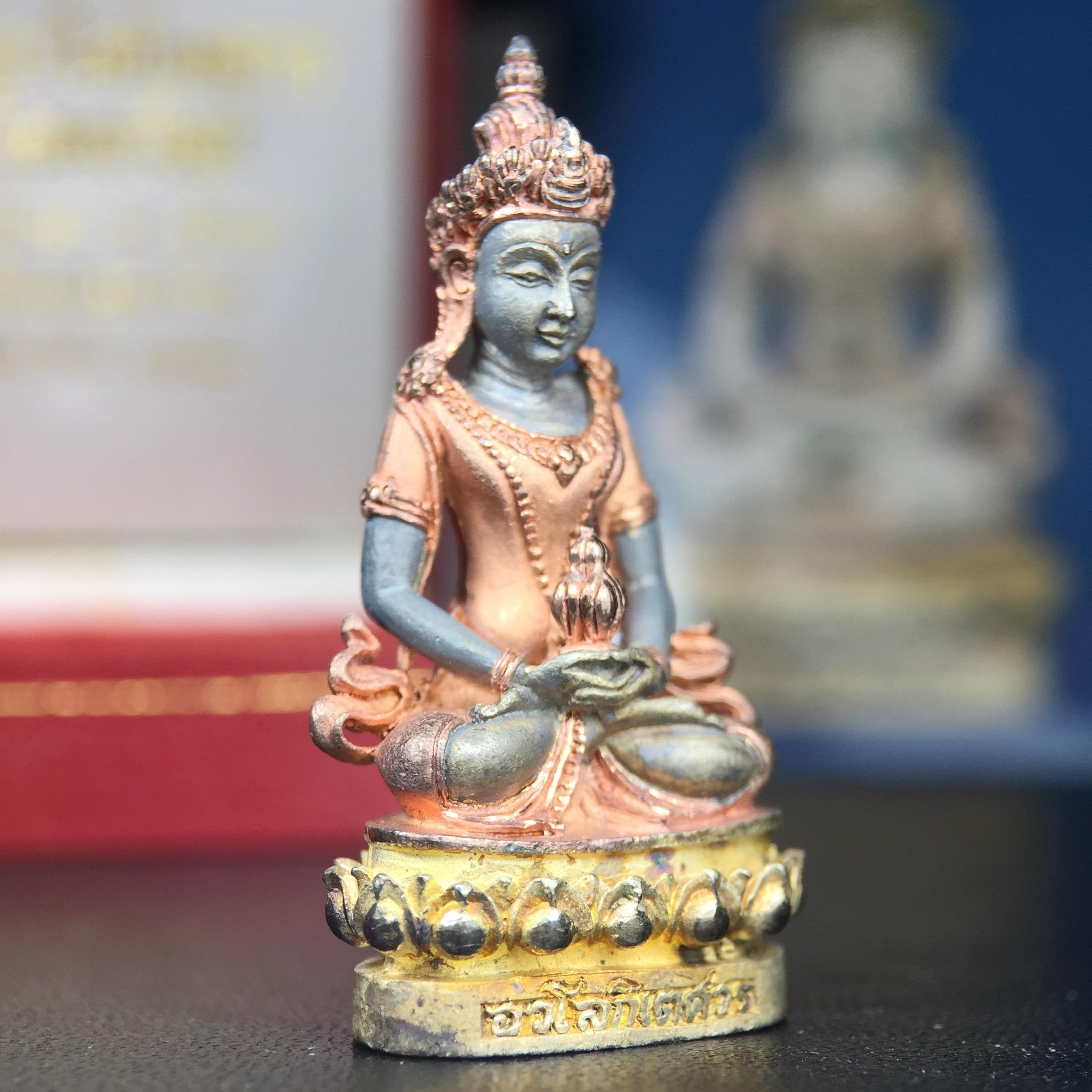 พระกริ่งอวโลกิเตศวร ( เจ้าแม่กวนอิม ) วัดโพธิ์แมนคุณาราม รุ่นอุดมโภคทรัพย์ พ.ศ.2539 เนื้อเงิน 3 กษัตริย์ พ่นทราย(ผิวเดิม ขึ้นสีรุ้งธรรมชาติ แบบนิยม เสน่ห์ของพระเนื้อเงิน) (พร้อมกล่องบรรจุการ์ดใบรับรองเดิมครบ) (อีกหนึ่งรุ่นยอดนิยม พุทธศิลป์สวยงดงาม)