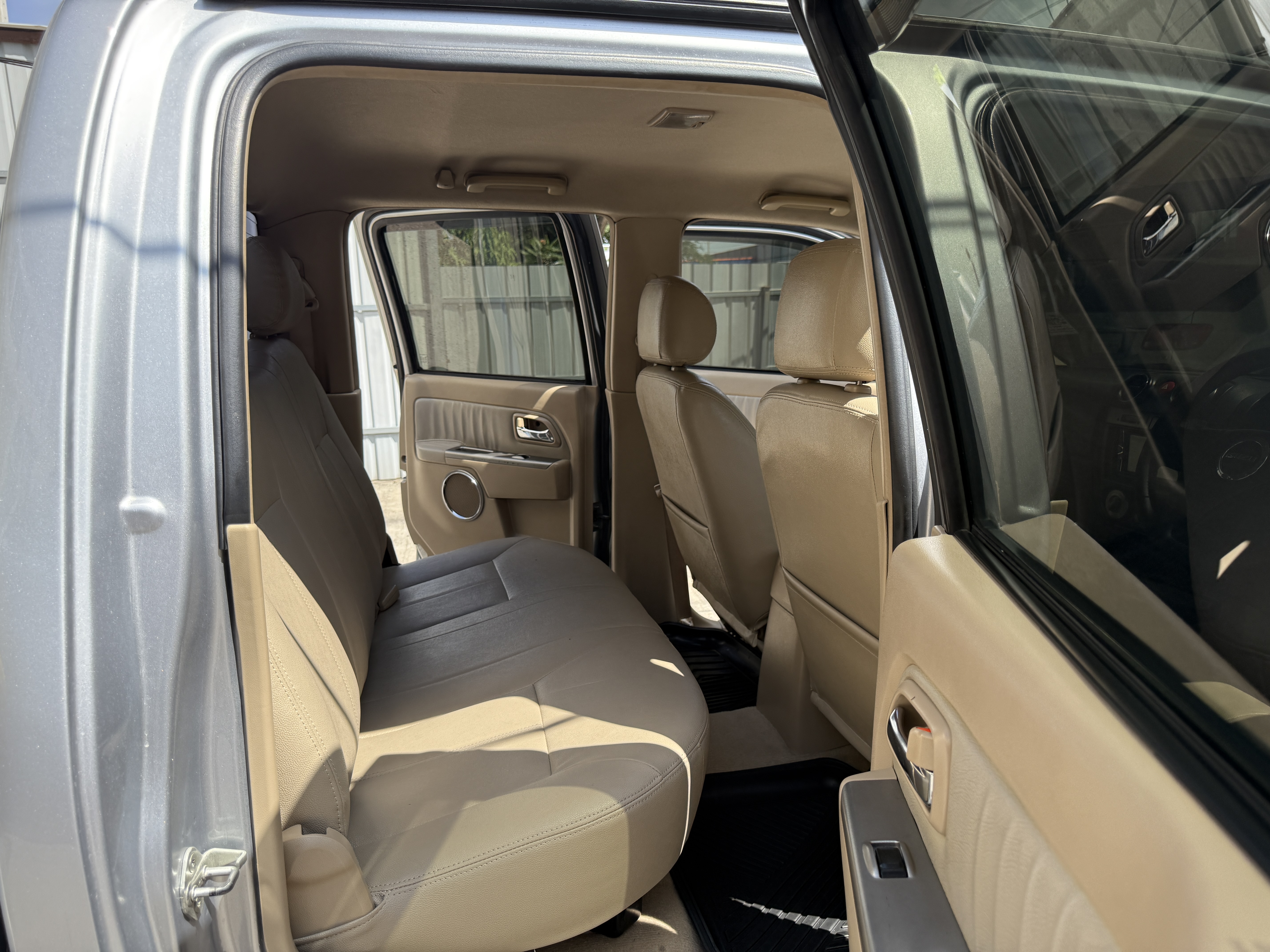 Isuzu Dmax 4ประตู Hilander 2.5 Abs 2010 เงิน