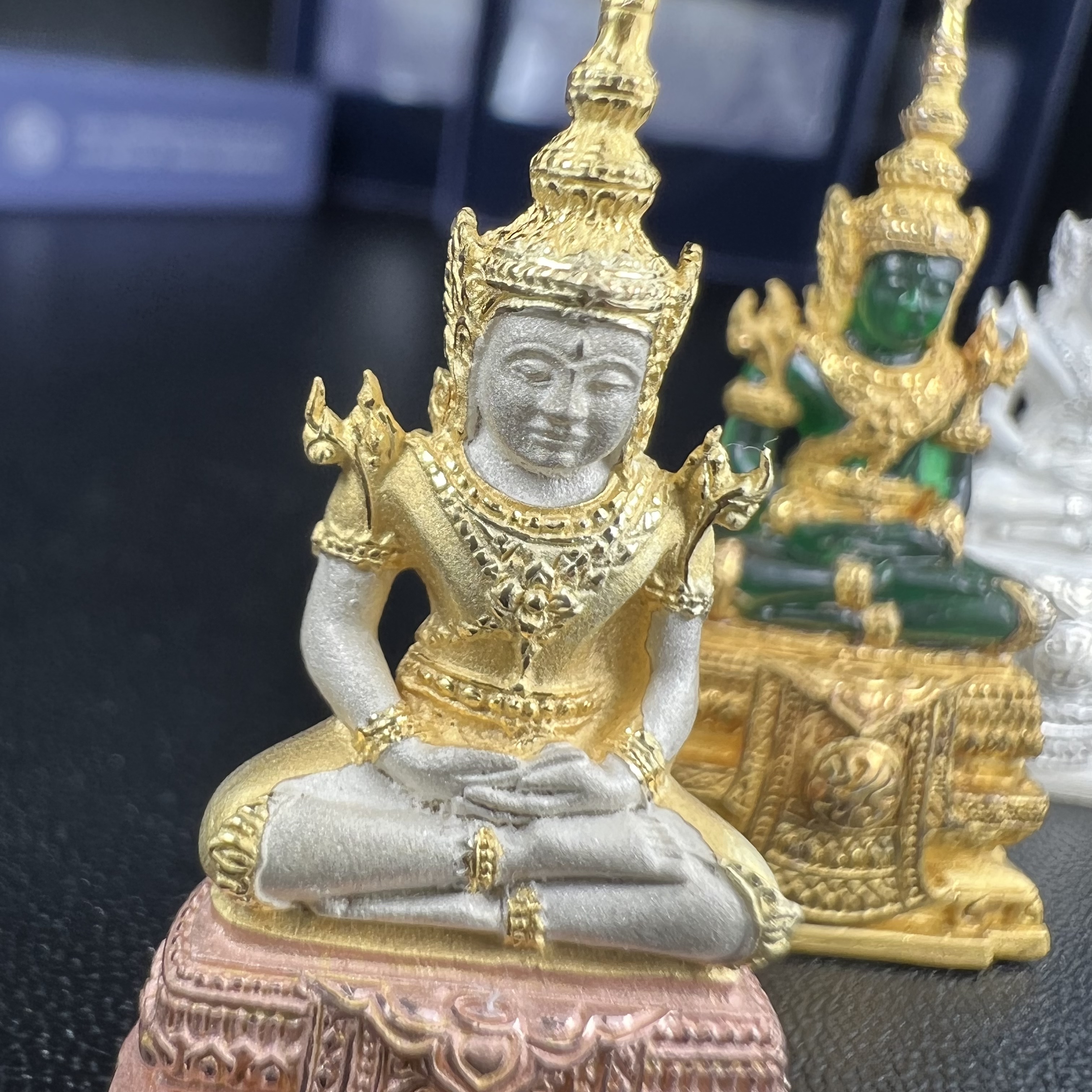 พระแก้วมรกต ภปร. จัดสร้างโดย รพ.ภูมิพลฯ ปี2547 ลอยองค์ขนาดหน้าตัก 1/2 นิ้ว (เนื้อเรซิ่นหุ้มทองคำ99.99%+เนื้อเงิน+เนื้อเงินสามกษัตริย์)(1ชุด 3 องค์)งดงามทรงคุณค่าอีกหนึ่งรุ่นยอดนิยม หายาก