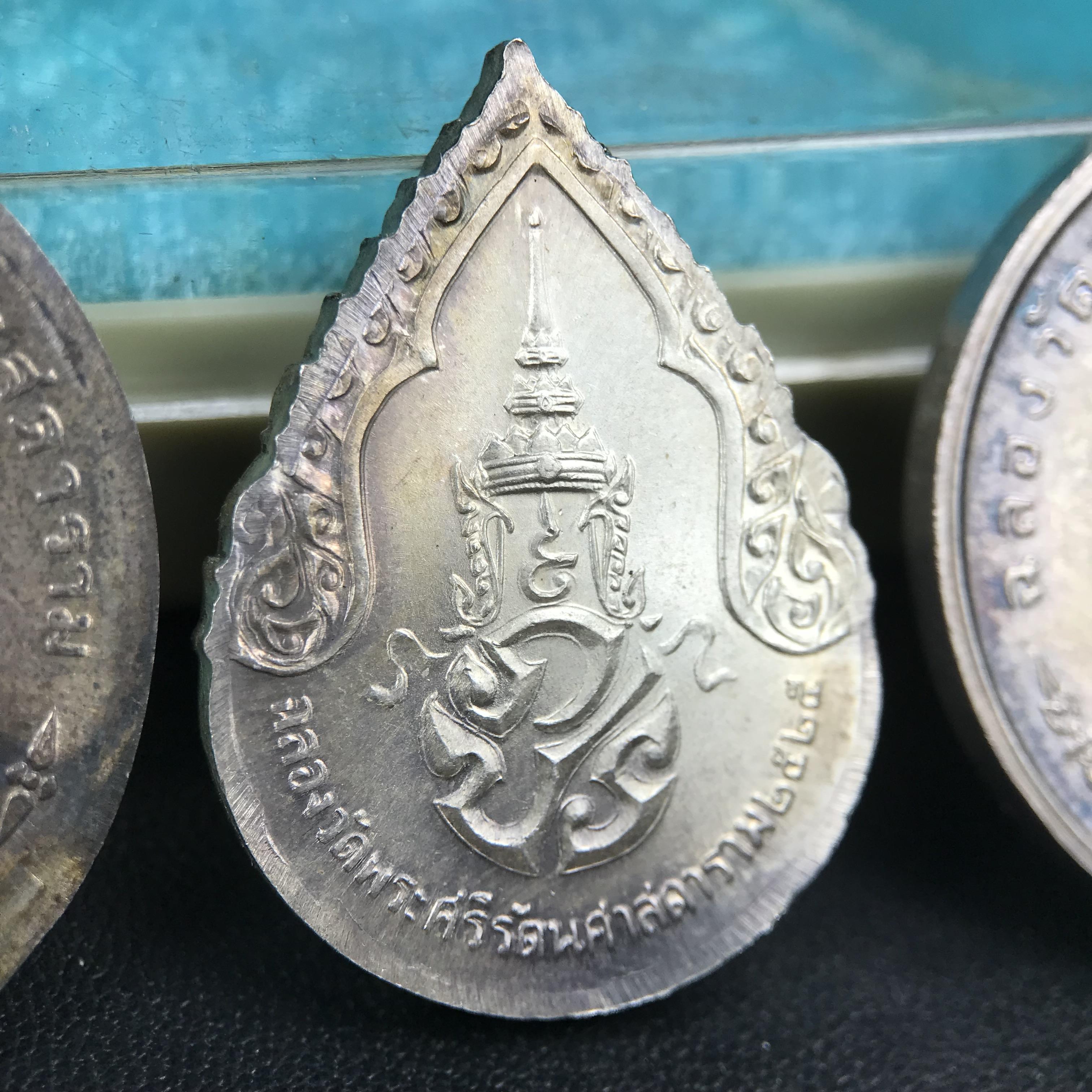 เหรียญพระแก้วมรกตหลัง ภปร. ฉลองกรุงรัตนโกสินทร์ครบ 200 ปี พ.ศ.2525 เนื้อเงิน(ผิวเดิมสวย)กล่องบรรจุเดิมครบ 3พิมพ์ ร้อน ฝน หนาว(บล็อกแรกไม่มีพระราชศรัธานิยม)(ในหลวงรัชกาลที่9 เสด็จในพิธี)พระคู่บ้านคู่เมือง...พระดี...พิธีใหญ่(บล็อกแรกครบชุด ผิวเดิม หายาก)