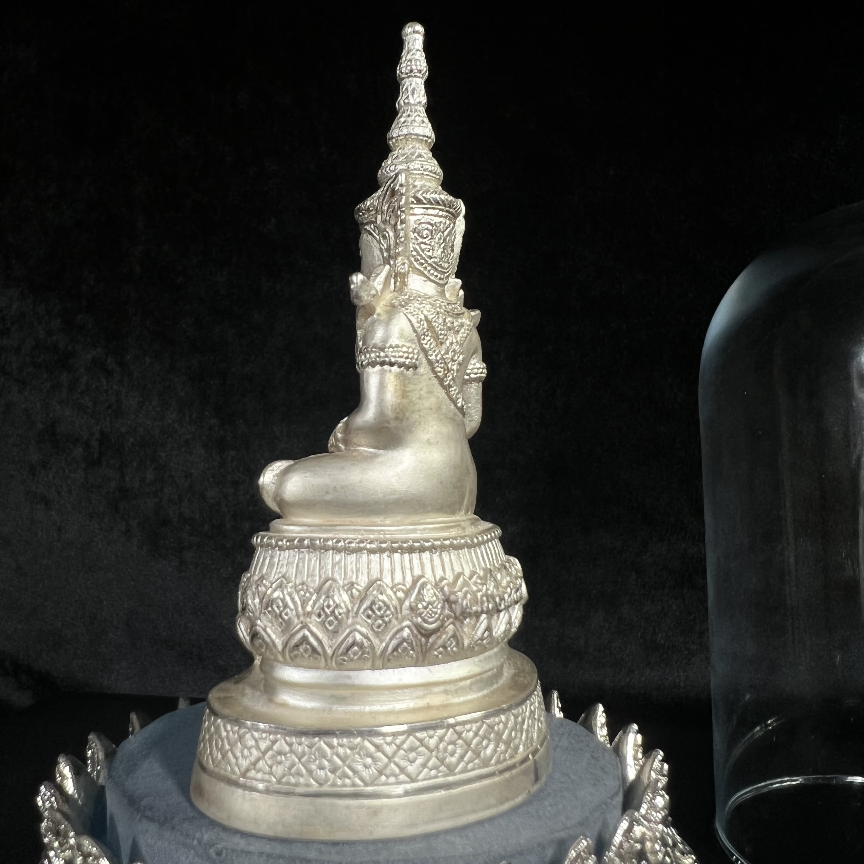 พระแก้วมรกต ภปร.(รุ่นแรก) ปี2545 รุ่นฉลองกรุงรัตนโกสินทร์ครบ 220 ปี หล่อลอยองค์ เนื้อเงินบริสุทธิ์99.9% ขนาดบูชา 50*90 มม. พร้อมฐานวางครอบแก้วเดิม(สวยงามและหายากมาก)(1ใน3000องค์)