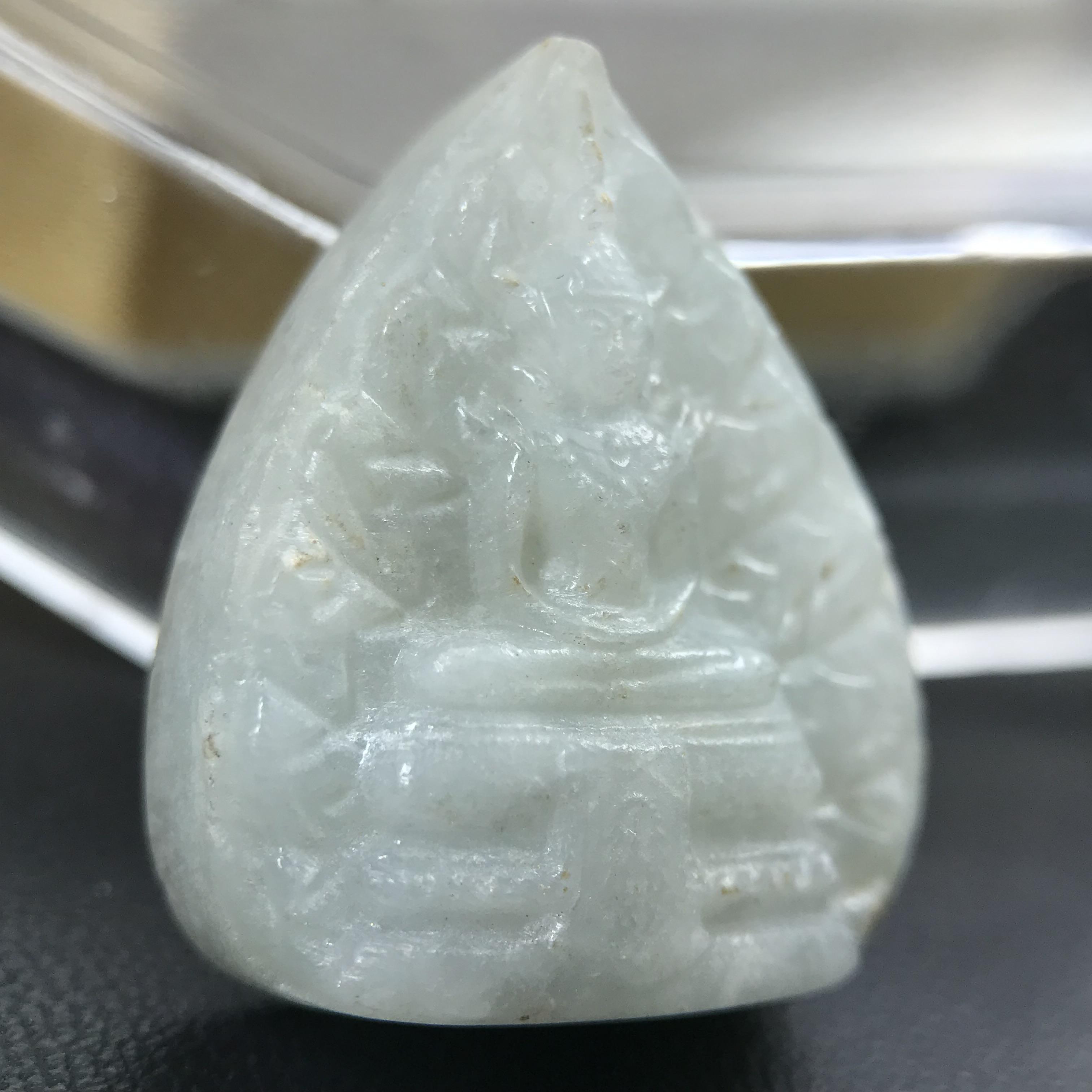 พระแก้วหยกใบโพธิ์ พระพุทธปฏิมาสุวรรณภูมิสิริโชค ภปร. การบินไทยจัดสร้างขึ้น เนื่องในวโรกาสฉลองสิริราชสมบัติครบ60ปี พุทธศักราช 2549 พิธีปลุกเสกวัดพระศรีรัตนศาสดาราม(วัดพระแก้ว) สวยๆพร้อมกล่อง สร้างน้อย หายาก(องค์หมายเลข3824) 1 ใน 6000 องค์