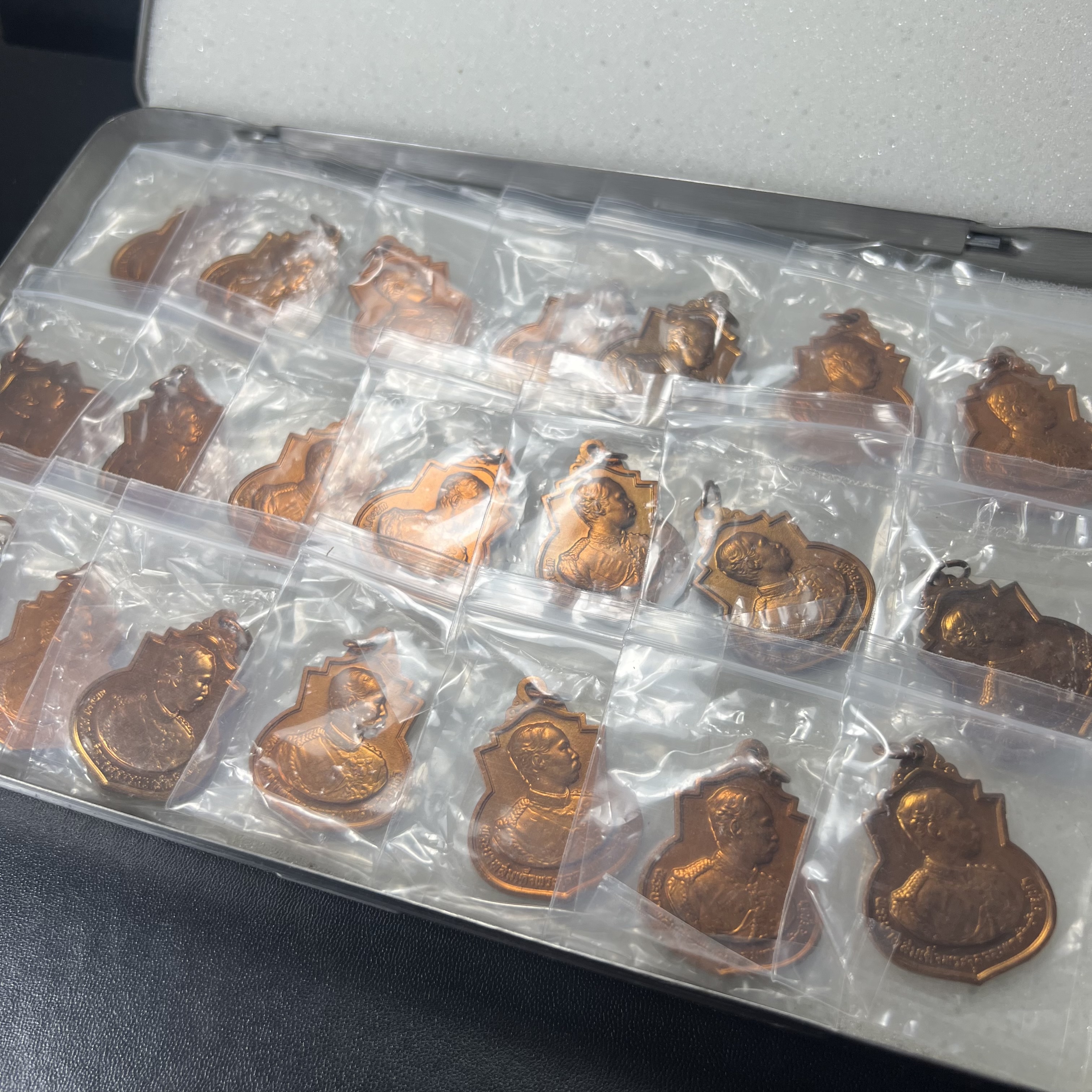 เหรียญที่ระลึกรัชกาลที่ 5 รุ่น ครบ 108 ปี โรงเรียนนายร้อยพระจุลจอมเกล้า ปี 2538 เหรียญเสมาเนื้อทองแดง (คัดสภาพสวยซีนซองเดิม ผิวเดิมสวยมาก) ผลิตโดย กองกษาปณ์ กรมธนารักษ์ สมเด็จพระญาณสังวร สมเด็จพระสังฆราช วัดบวรนิเวศวิหาร ทรงเป็นประธาน(นิยม พิธีใหญ่)