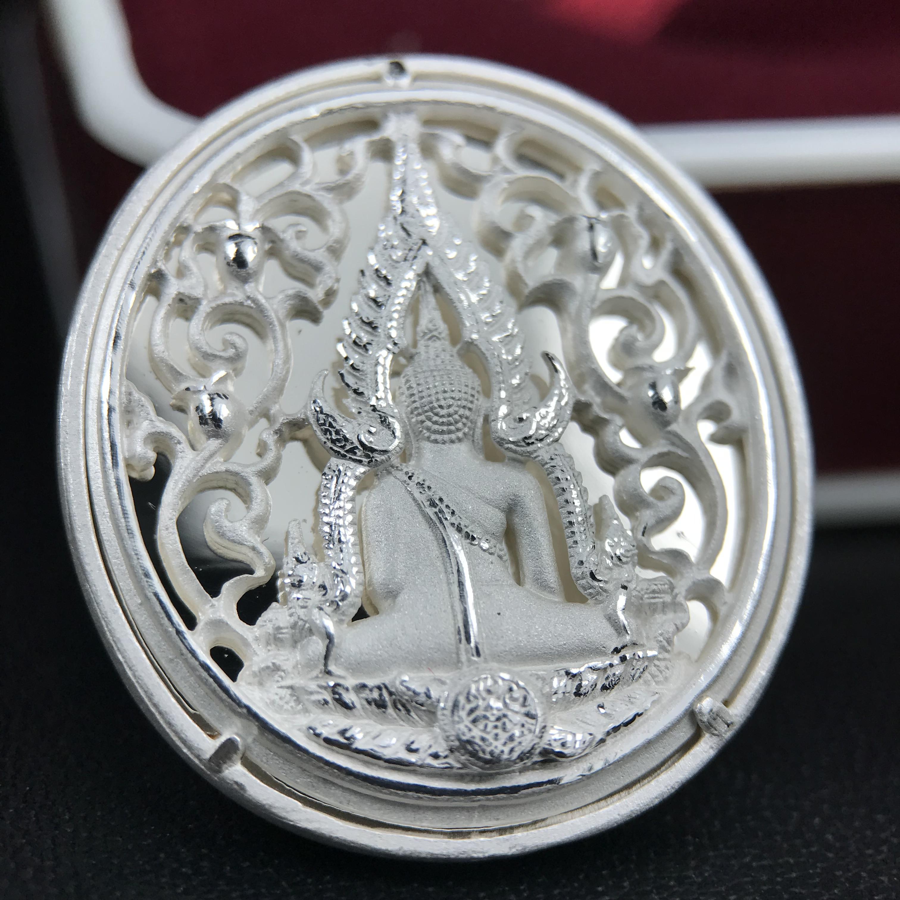 พระพุทธชินราช รุ่น ประวัติศาสตร์ มูลนิธิเพื่อตำรวจไทยจัดสร้าง ปี 2562 เนื้อเงินขัดเงา พิมพ์เหรียญรูปไข่ฉลุลายไทย พิมพ์ใหญ่ พระพุทธชินราช แบบจิวเวอร์รี่ (ขนาดสูง 2.9 ซม.) (สภาพ สวย ซีนซองเดิม กล่องบรรจุเดิมครบสมบูรณ์)