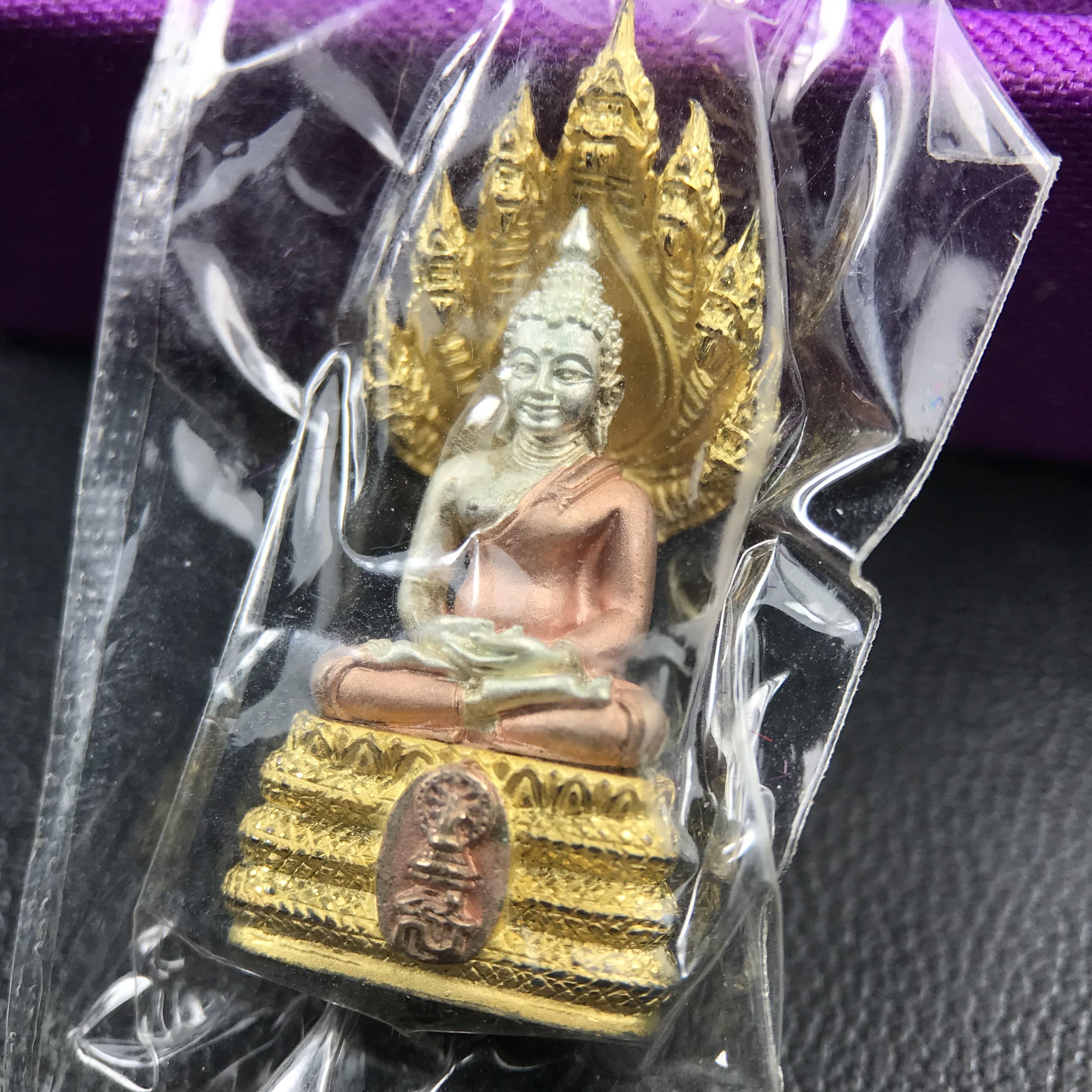 พระนาคปรก สธ. รุ่นสร้างพระอุโบสถเฉลิมพระเกียรติ 4 รอบ 84 พรรษา สมเด็จพระเทพรัตนราชสุดาฯ วัดบวรนิเวศวิหาร ปี 2543 พิมพ์เล็ก เนื้อเงินบริสุทธิ์ ชุบสามกษัตริย์แบบพ่นทรายขัดเงาบางส่วน(สภาพสวย ซีนซองกล่องบรรจุเดิม)พิธีใหญ่ พุทธศิลป์งดงาม หายาก (1 ใน 2999 องค์)