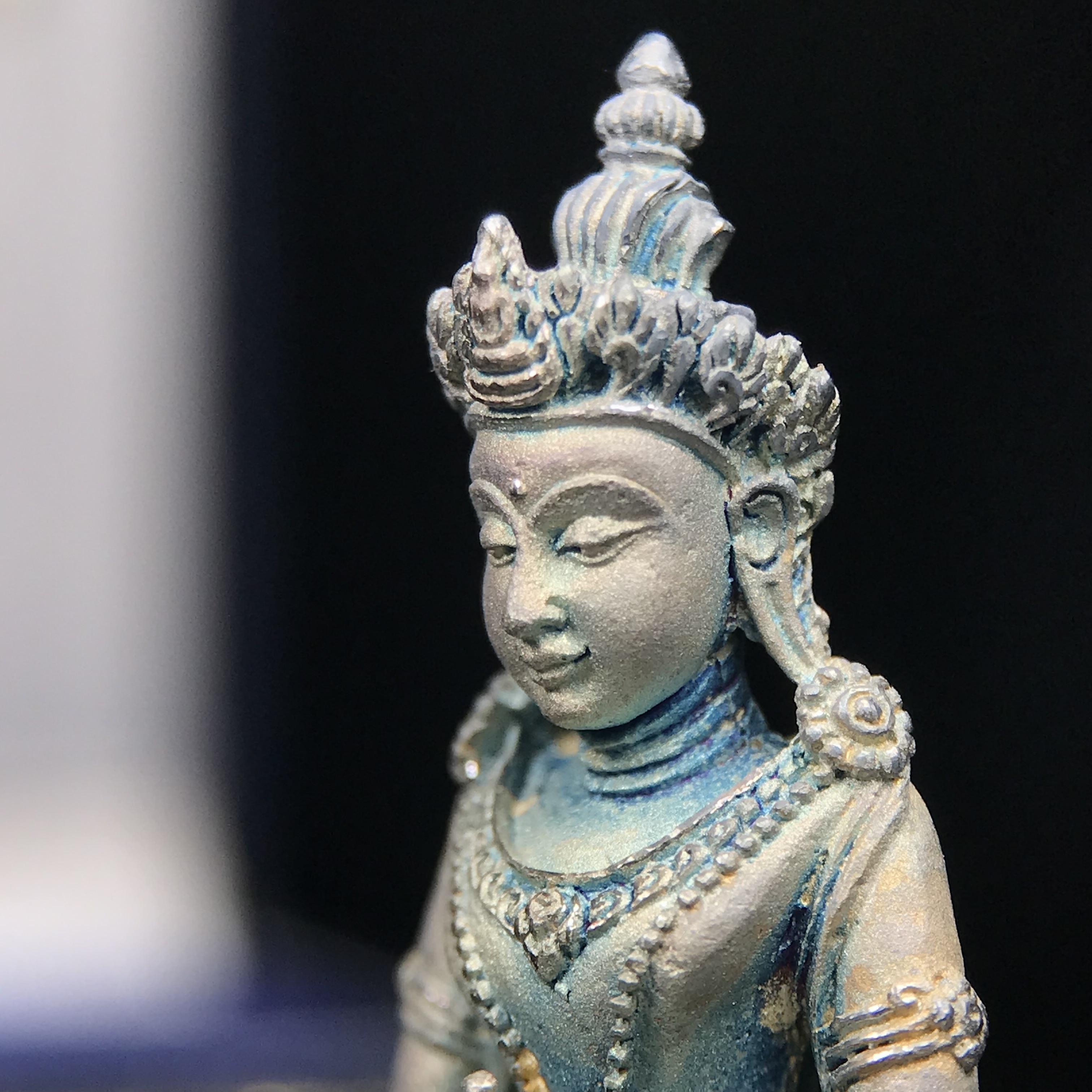 พระกริ่งอวโลกิเตศวร ( เจ้าแม่กวนอิม ) วัดโพธิ์แมนคุณาราม รุ่นอุดมโภคทรัพย์ ปี 2539 เนื้อเงินพ่นทราย(ผิวเดิม ขึ้นสีรุ้งธรรมชาติ แบบนิยม เสน่ห์ของพระเนื้อเงิน)(พร้อมกล่องบรรจุเดิม)(อีกหนึ่งรุ่นยอดนิยม พุทธศิลป์สวยงดงาม)หายาก 1 ใน 5000 องค์*องค์หมายเลข ๒๑๖๒*