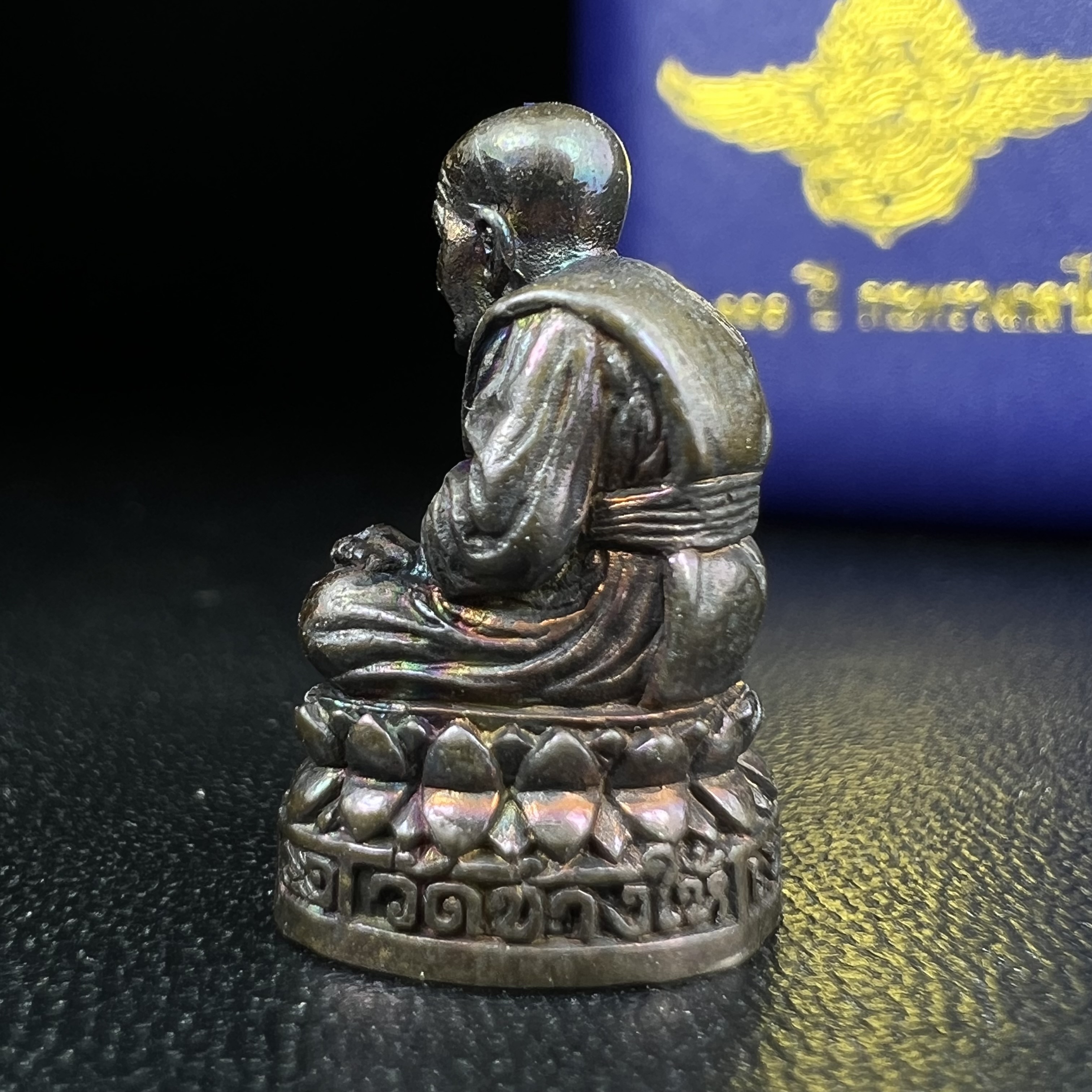 รูปเหมือนหล่อลอยองค์หลวงปู่ทวด รุ่น 111ปี กระทรวงกลาโหม เนื้อนวโลหะรมดำ-ปัดเงา ปี2540 พิธีใหญ่ เข้มขลัง นิยม พร้อมกล่องบรรจุเดิม(คัดสภาพสวยผิวเทพๆผิวรุ้งๆ)ทั้งพิธีทั้งพุทธศิลป์ทรงคุณค่าอีกหนึ่งรุ่นยอดนิยม