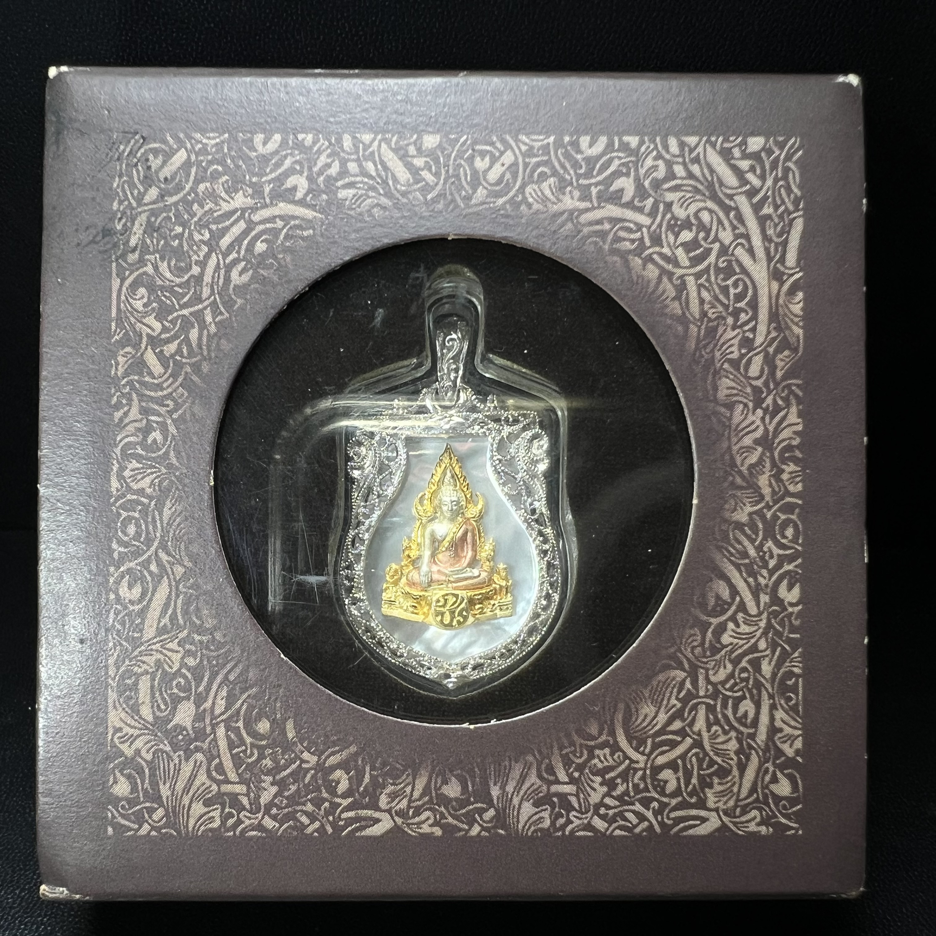 พระพุทธชินราช ภปร. โครงการ "เพราะแผ่นดินนี้ คือ แผ่นดินเกิด" ปี2548(รุ่นแรก) เหรียญทรงเสมา ขนาด 21 x 29 มม.เนื้อเงินสามกษัตริย์ องค์พระชุบสามกษัตริย์ ล้อมด้วยกรอบเงินชุบทองคำขาวสลักเสลาเป็นลวดลายละเอียดอ่อน ส่วนพื้นองค์พระเป็นเปลือกหอยมุขงดงาม