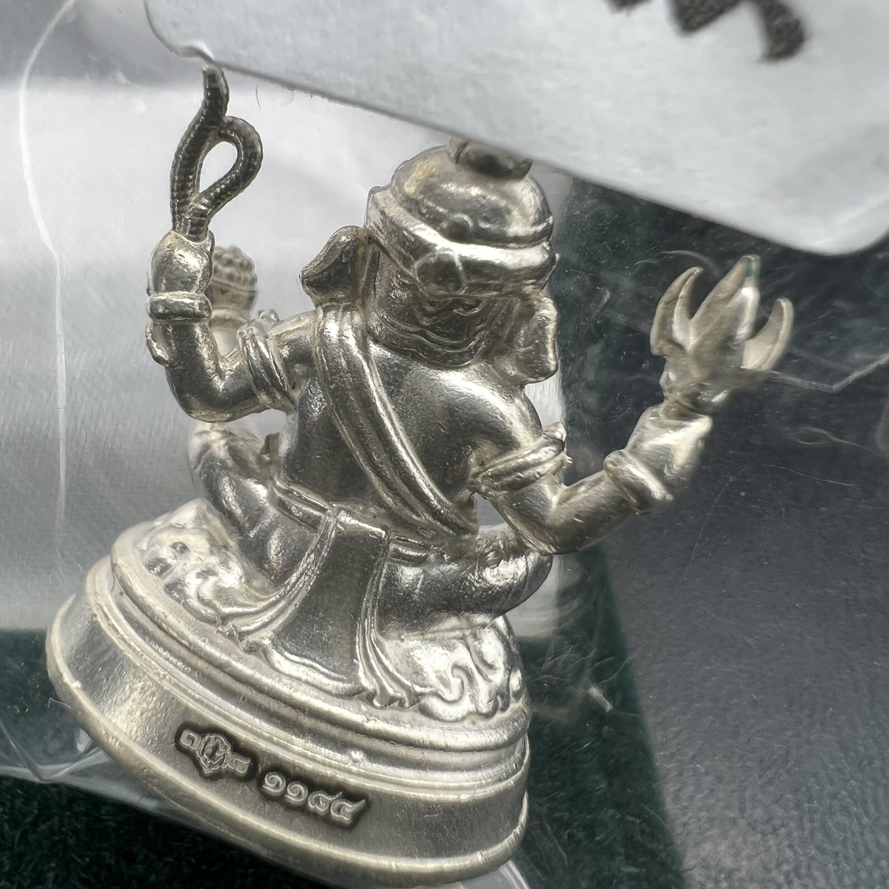 พระพิฆเนศวร รุ่น 108 ปี แห่งการสถาปนากรมศิลปากร ปี 2562 เนื้อเงิน ขนาดลอยองค์ หน้าตัก 1/2 นิ้ว(ขนาดประมาณ 1.8 x 2.1 ซม.)(พิธีใหญ่ มวลสารดี)(มีโค๊ดและหมายเลขกำกับเลข)1 ใน 1999 องค์