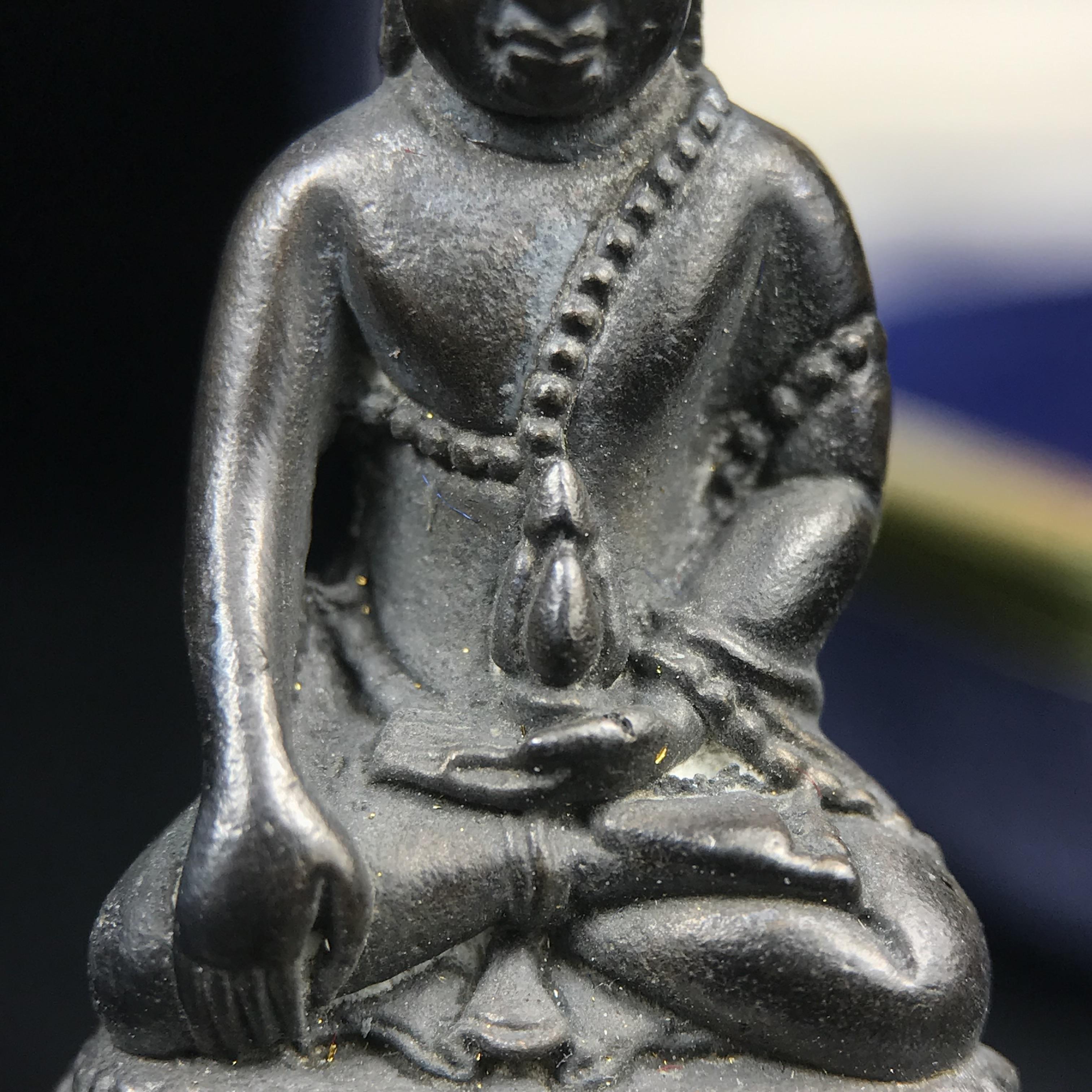 พระกริ่งนวปทุม ภปร. วัดปทุมวนาราม ปี 2535 เนื้อนวโลหะ(เข้มขลัง สวย งดงาม) ขนาดสูง 3.7 ซม. พร้อมกล่องพิเศษบรรจุเดิมครบสมบูรณ์ (ในหลวงรัชกาลที่9เสด็จเททอง)(1ใน3000องค์)นิยมหายาก