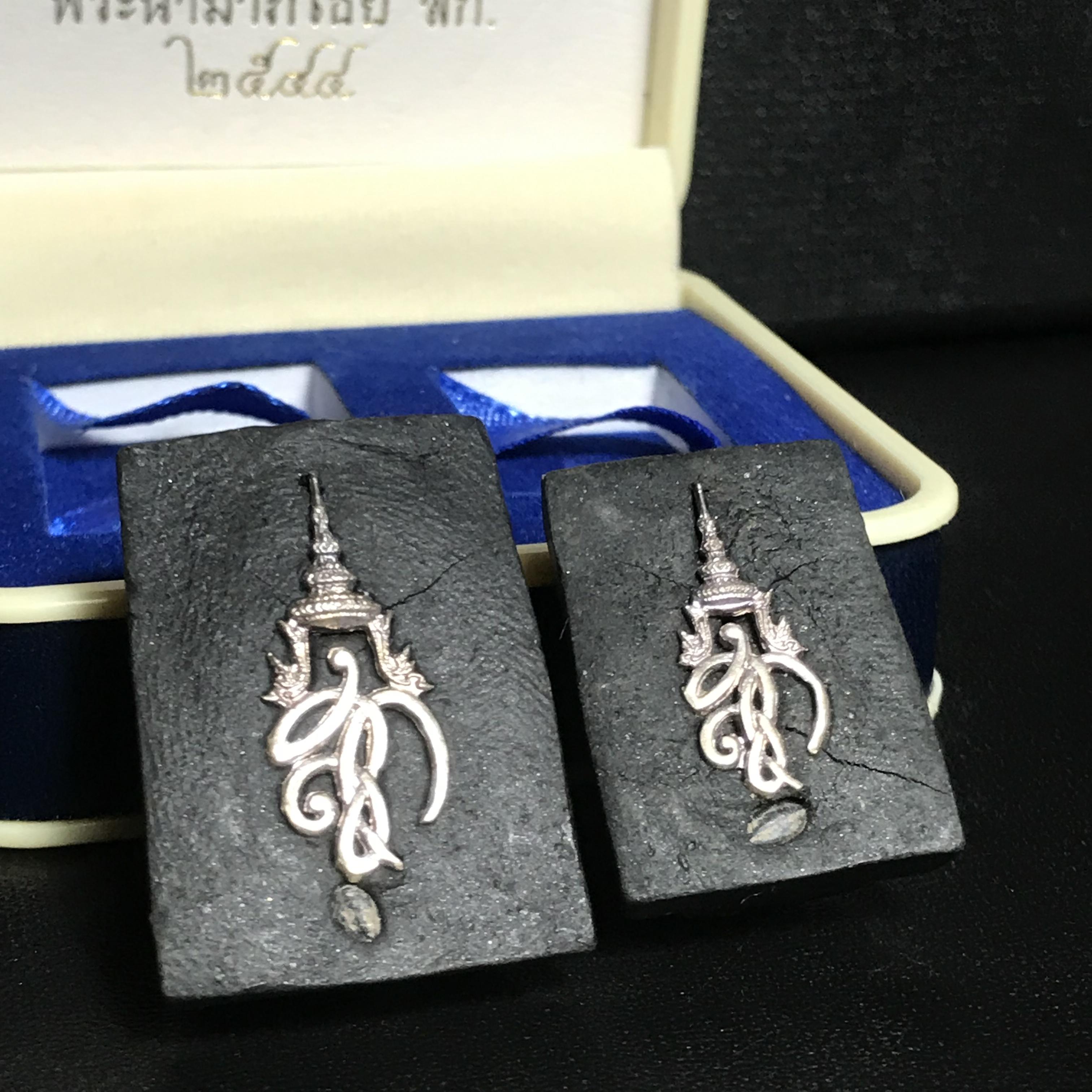 พระหลวงพ่อทวด พระนามาภิไธย สก. ปี2544(รุ่นแรก) เนื้อว่านคลุกรัก พิมพ์พิเศษหลังฝังข้าวสารดำ ชุดหลังพระนามาภิไธย สก. เนื้อเงิน(1ชุด 2องค์ พิมพ์ใหญ่สี่เหลี่ยม+พิมพ์เล็กพระรอดสี่เหลี่ยม)(1ใน5000 ชุด)พร้อมกล่องบรรจุเดิมหายาก