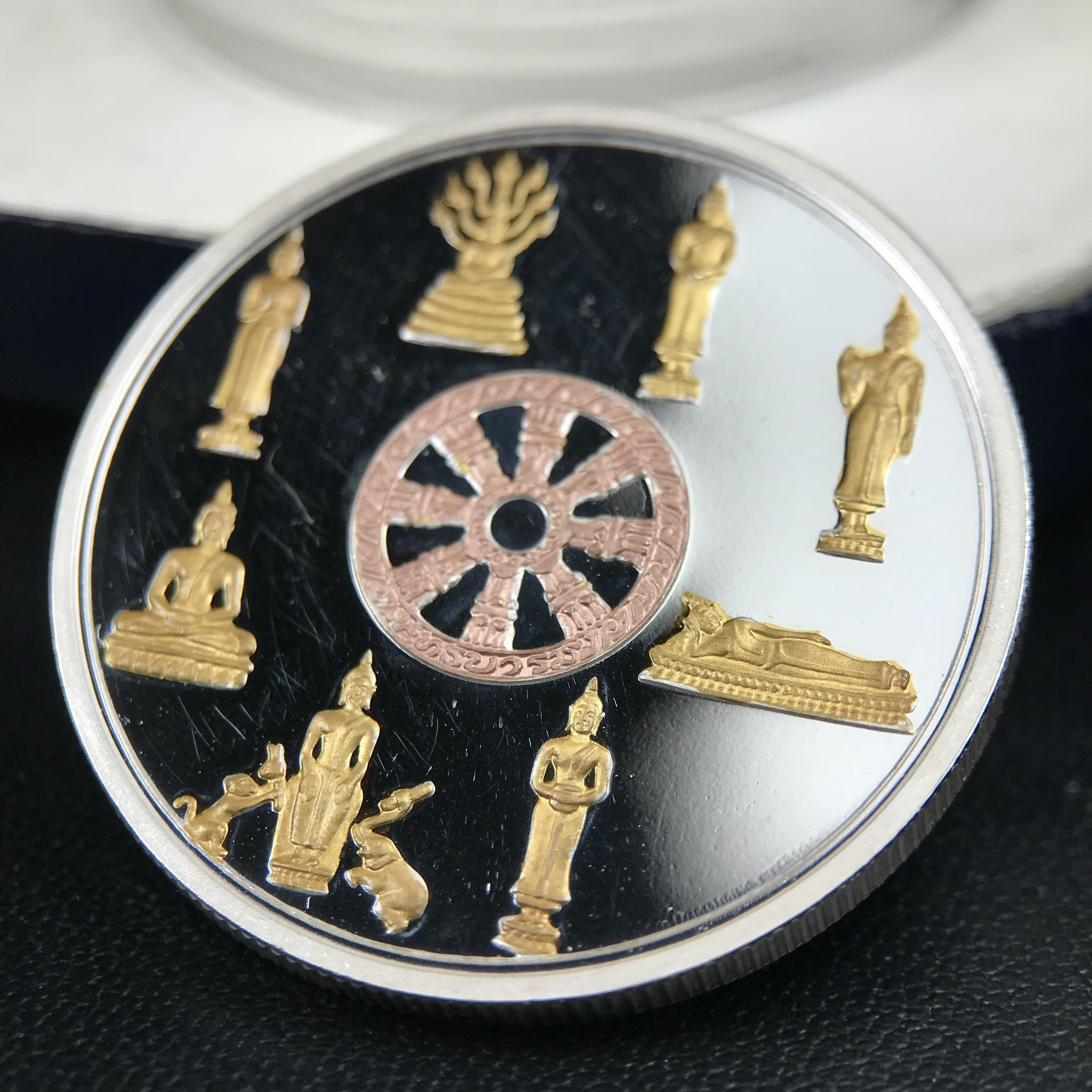 เหรียญพระแก้วมรกต พระพุทธชินราช พระพุทธโสธร รุ่นพุทธบารมี ปี 2540 เนื้อเงินขัดเงา 99.9% ชุบ 3 กษัตริย์ พร้อมกล่องและใบรับรองเดิม พิธีพุทธาภิเษก 2 พิธีมหามงคล(พระพุทธคู่บ้านคู่เมือง รูปแบบเหรียญสวยงดงามมาก พิธีใหญ่ เป็นที่นิยม)สร้างน้อยหายาก 1 ใน500 เหรียญ