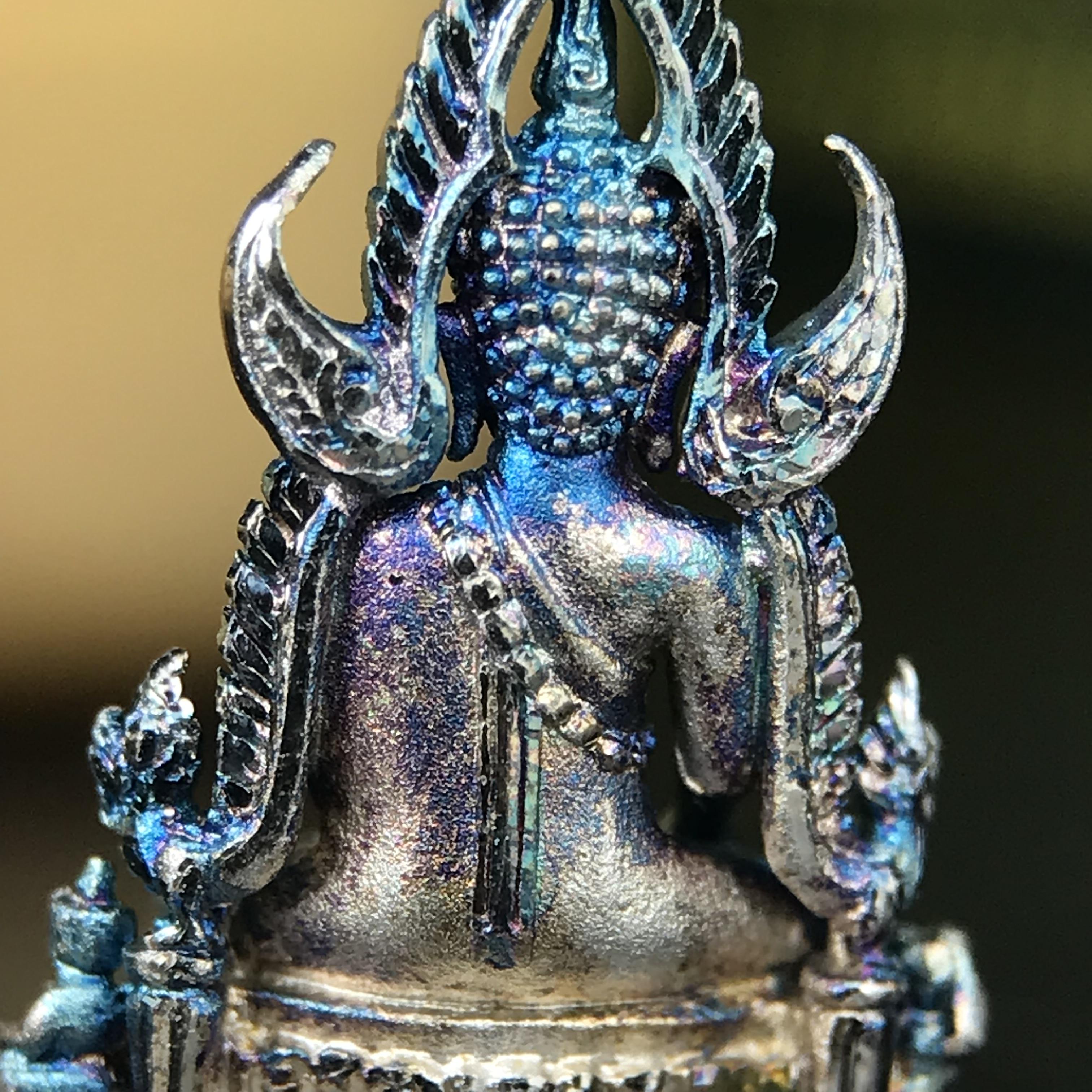 พระพุทธชินราช ภปร. 84 พรรษา ในหลวงรัชกาลที่ 9 พิมพ์เล็กขนาดหน้าตัก 1/4 นิ้ว(สูง 2.0 ซม.)เนื้อเงินชุบทองคำขาว (สภาพผิวเดิมสวย ขึ้นสีรุ้งฟ้าครามธรรมชาติสวยมาก แบบนิยม)(พระราชทานมวลสาร จิตรลดาและเส้นพระเจ้า(เส้นผม))พุทธศิลป์ทรงคุณค่าอีกหนึ่งรุ่นยอดนิยม