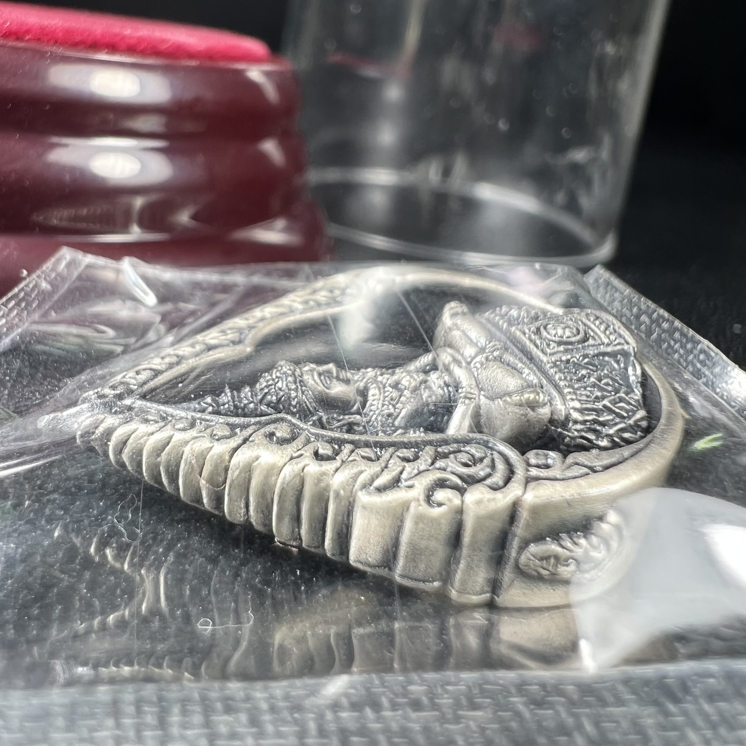 พระแก้วมรกต ภปร.(รุ่นแรก) ปี2545 รุ่นฉลองกรุงรัตนโกสินทร์ครบ 220 ปี พิมพ์ลอยองค์ทรงหยดน้ำ เนื้ออัลปาก้า ชุบเงินลงดำ ขนาด 18*27 มม. พร้อมครอบตั้งโชว์เดิม องค์พระซีนซองเดิม สวยครบสมบูรณ์