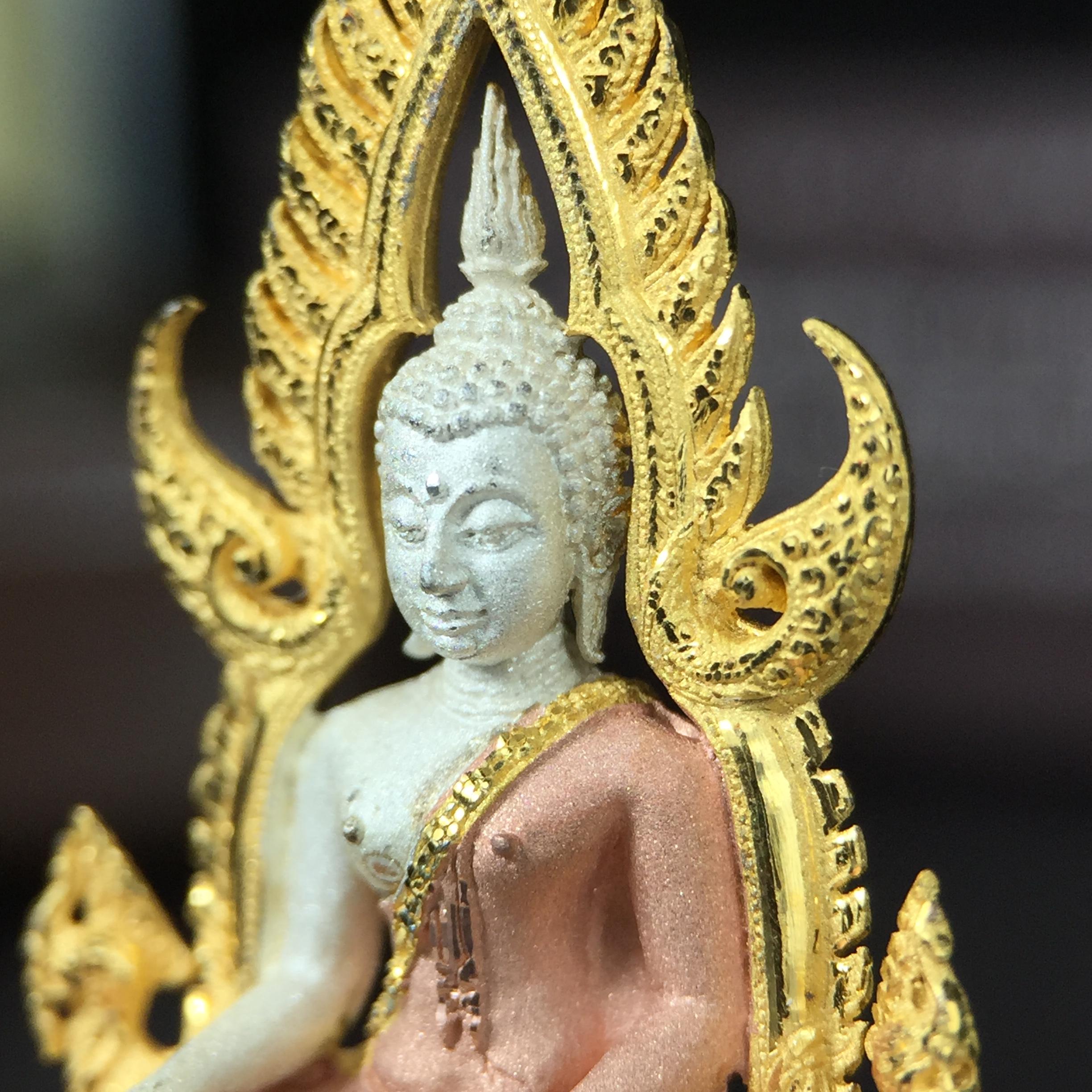 พระพุทธชินราช ภปร. โครงการ "เพราะแผ่นดินนี้ คือ แผ่นดินเกิด" ปี2548(รุ่นแรก) ลอยองค์ หน้าตัก 1/2 นิ้ว เนื้อเงินสามกษัตริย์ พุทธศิลป์งดงามทรงคุณค่า รุ่นยอดนิยม