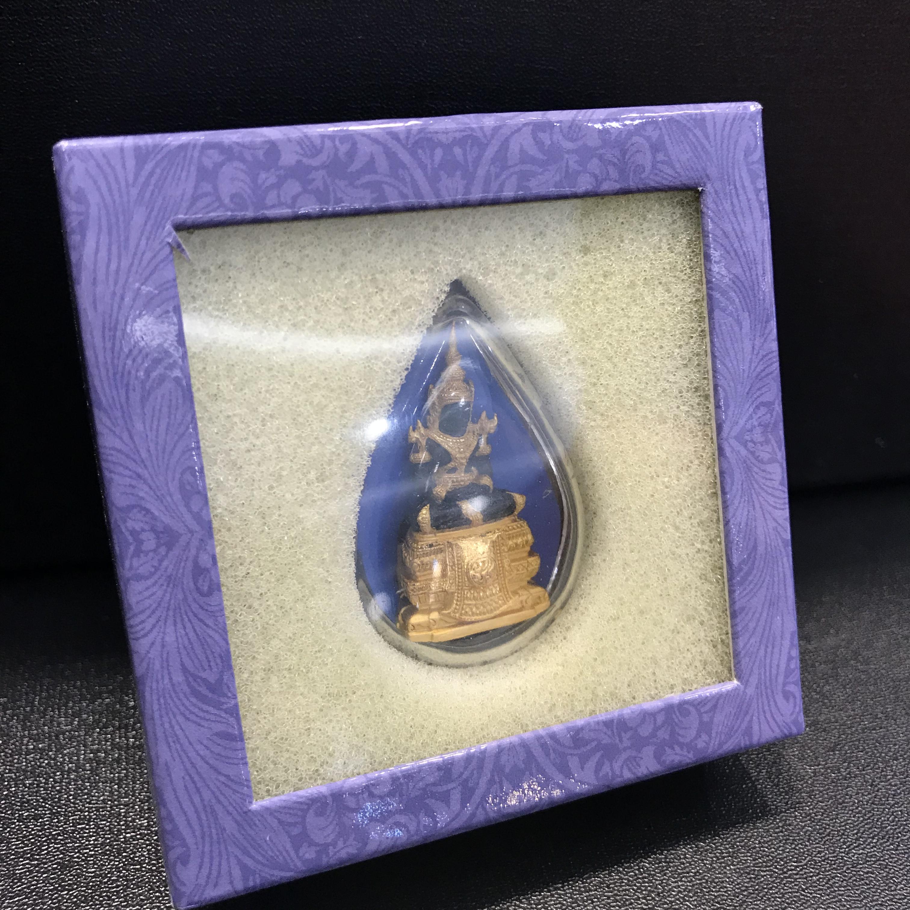 พระแก้วมรกตลอยองค์ ภปร.หน้าตัก 1/2 นิ้ว จัดสร้างโดย รพ.ภูมิพลฯ ปี2547 เนื้อเรซินหุ้มทองคำ