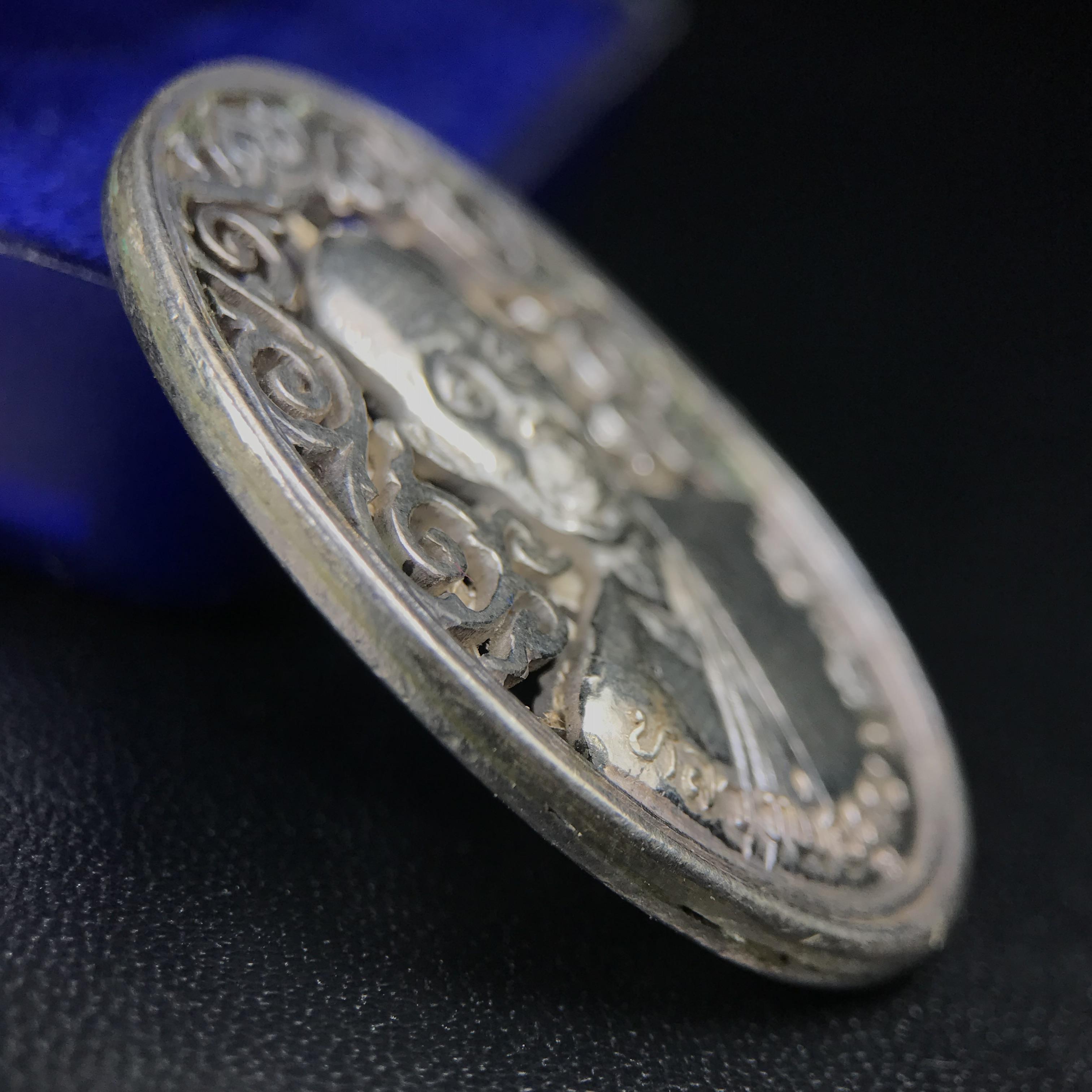 เหรียญหลวงพ่อคูณ ปริสุทโธ วัดบ้านไร่ รุ่น สก. ปี 2536 พิมพ์ลายฉลุ เนื้อเงิน(สวย งดงาม หายาก) งานมหามงคลเฉลิมพระชนมพรรษา 5 รอบ สมเด็จพระบรมราชินีนาถ จัดสร้างโดย กองพลทหารราบที่๒ ทหารเสือราชินี รักษาพระองค์ (พิธีใหญ่ ประวัติชัดเจน อีกหนึ่งรุ่นยอดนิยม)