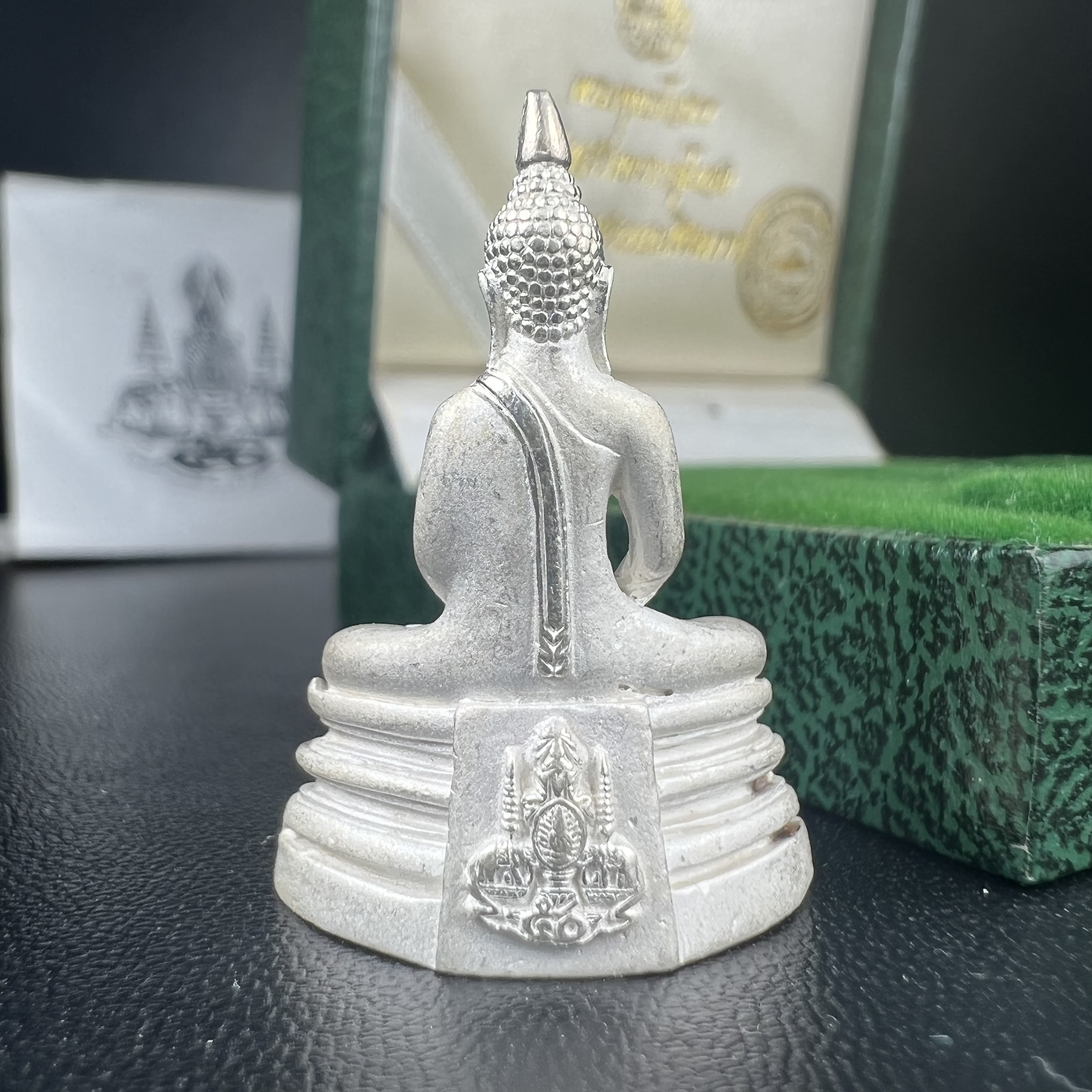 พระพุทธโสธร ภปร. รุ่นย้อนยุค สร้างพระอุโบสถ สมาคมชาวฉะเชิงเทรา จัดสร้าง ปี 2539 วโรกาสครองสิริราชสมบัติครบ 50 ปี เนื้อเงินทรายนวลขัดเงาบางส่วน(ผิวเดิม) พร้อมกล่องบรรจุและใบรับรองเดิม