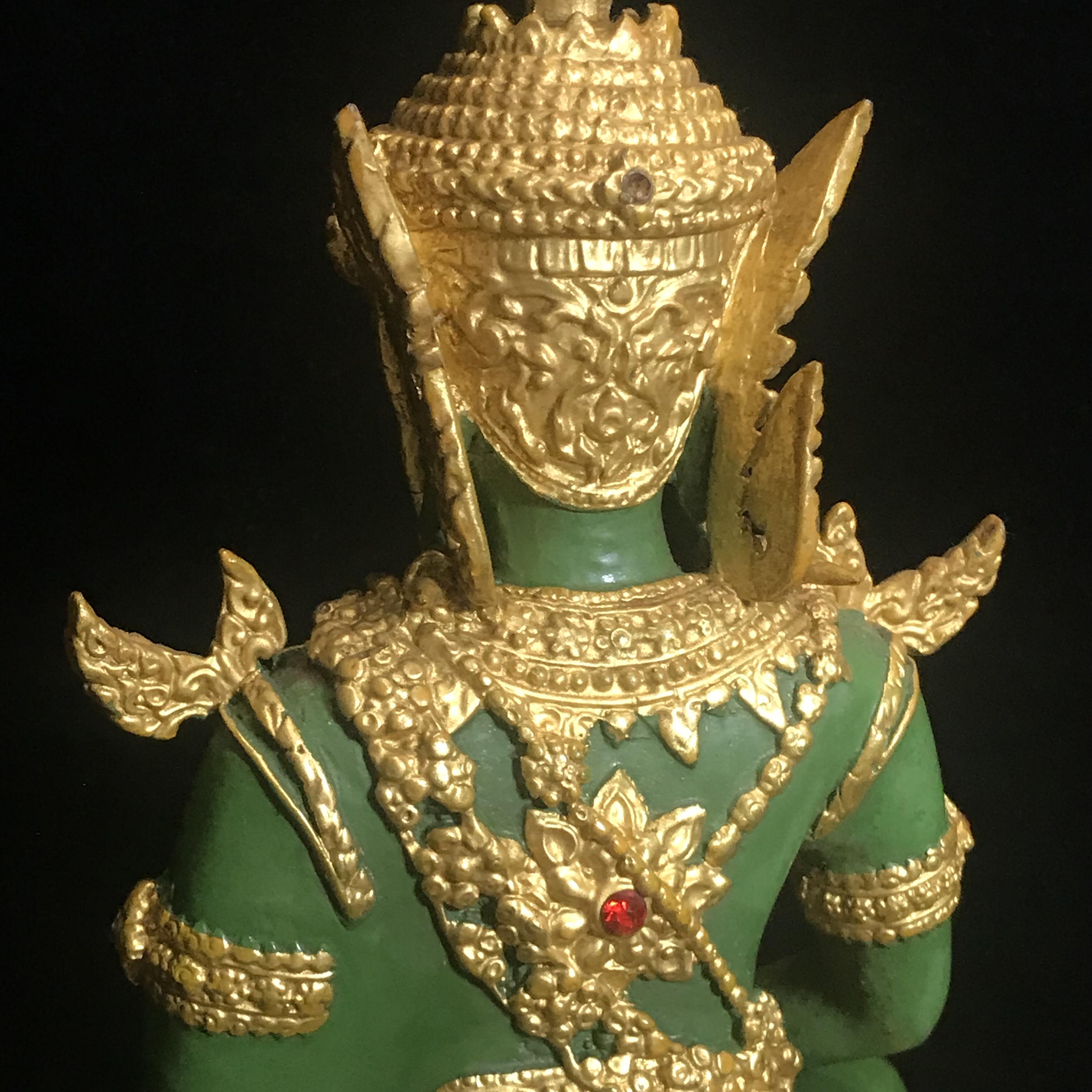 พระพุทธมหามณีรัตนปฏิมากร (จำลอง)พระแก้วมรกต วัดพุทธไทยถาวรวนาราม นครนิวยอร์ก ตรา ภปร. 6รอบ 72พรรษา ในหลวงรัชกาลที่9 ปี2542 ขนาดบูชาหน้าตัก 5นิ้ว หล่อเนื้อโลหะ(ในหลวงรัชกาลที่9 เสด็จเจิมพระสุหร่าย)(1ใน999องค์)