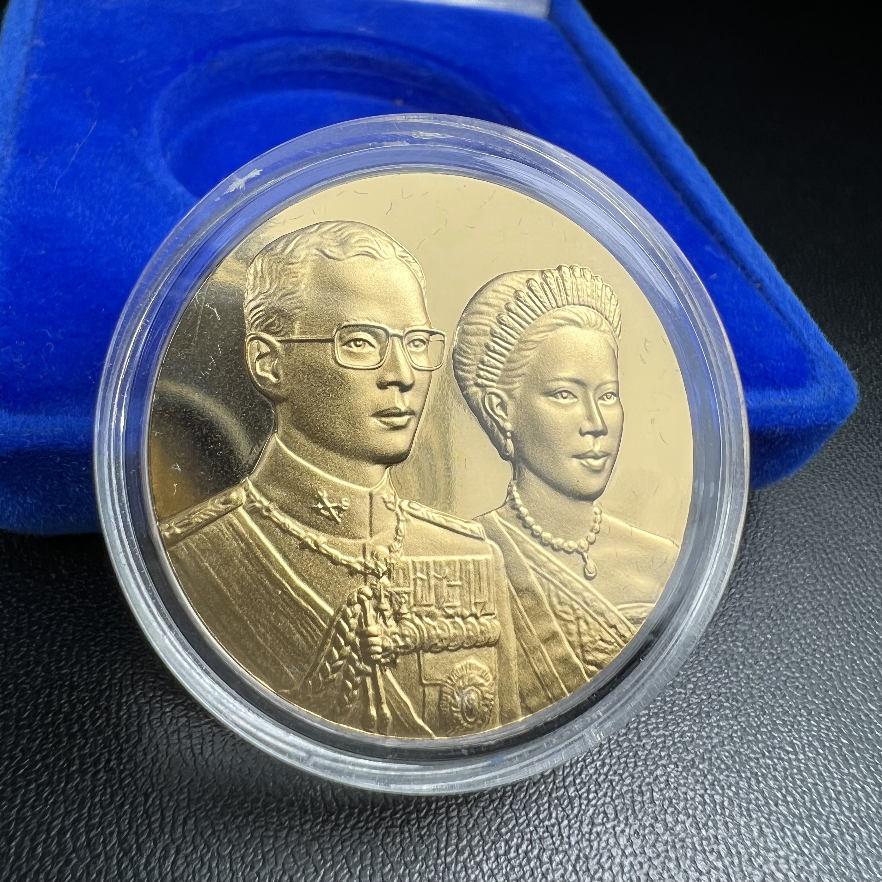 เหรียญสองพระองค์ในหลวง-พระราชินี พระราชทาน สภาพสวยกล่องบรรจุเดิม