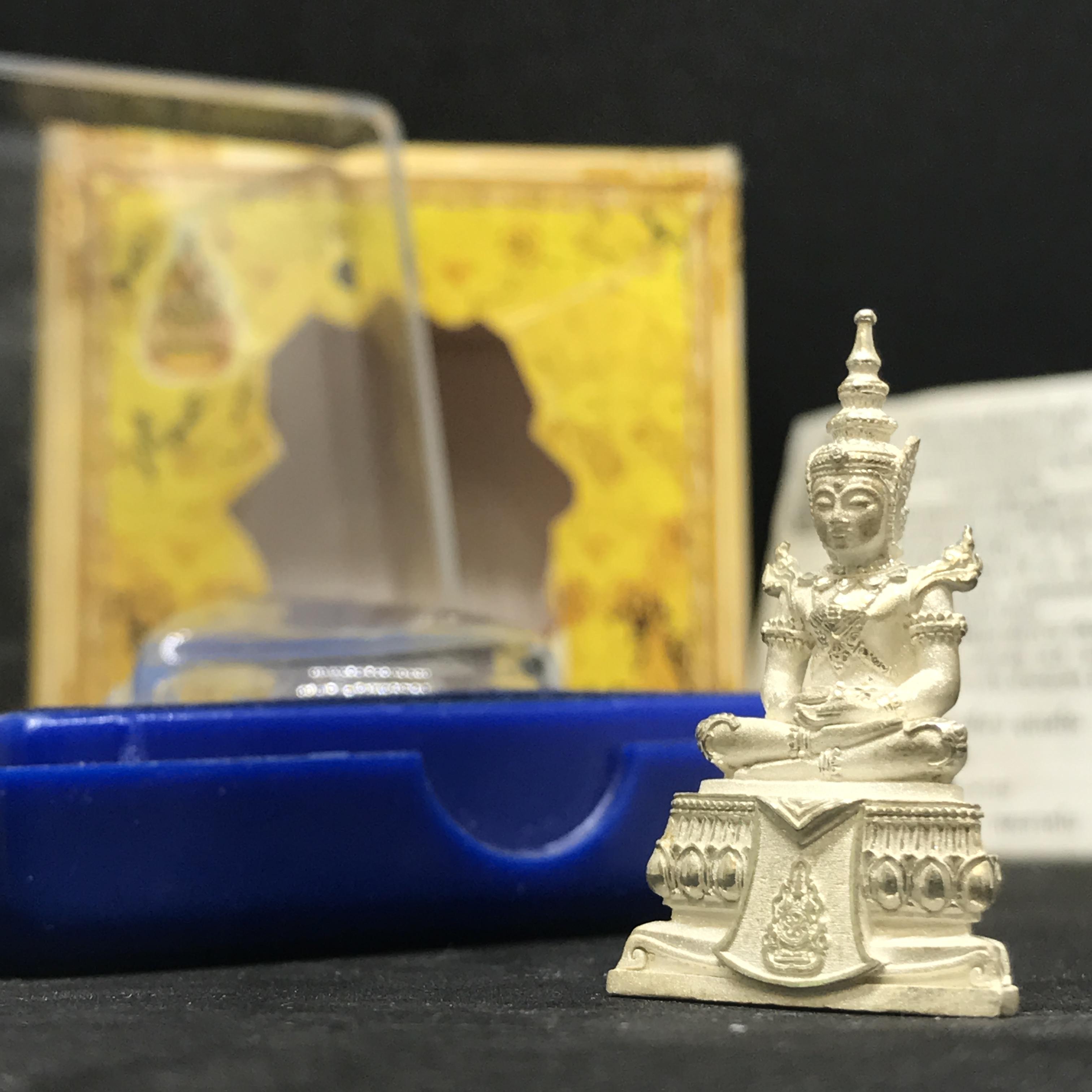 พระแก้วมรกต(จำลอง)ลอยองค์ ขนาดหน้าตัก 1/2 นิ้ว(พิมพ์ใหญ่) ทรงเครื่องฤดูร้อน เนื้อเงิน ตราสัญลักษณ์ฉลองสิริราชสมบัติ ครบ 60 ปี