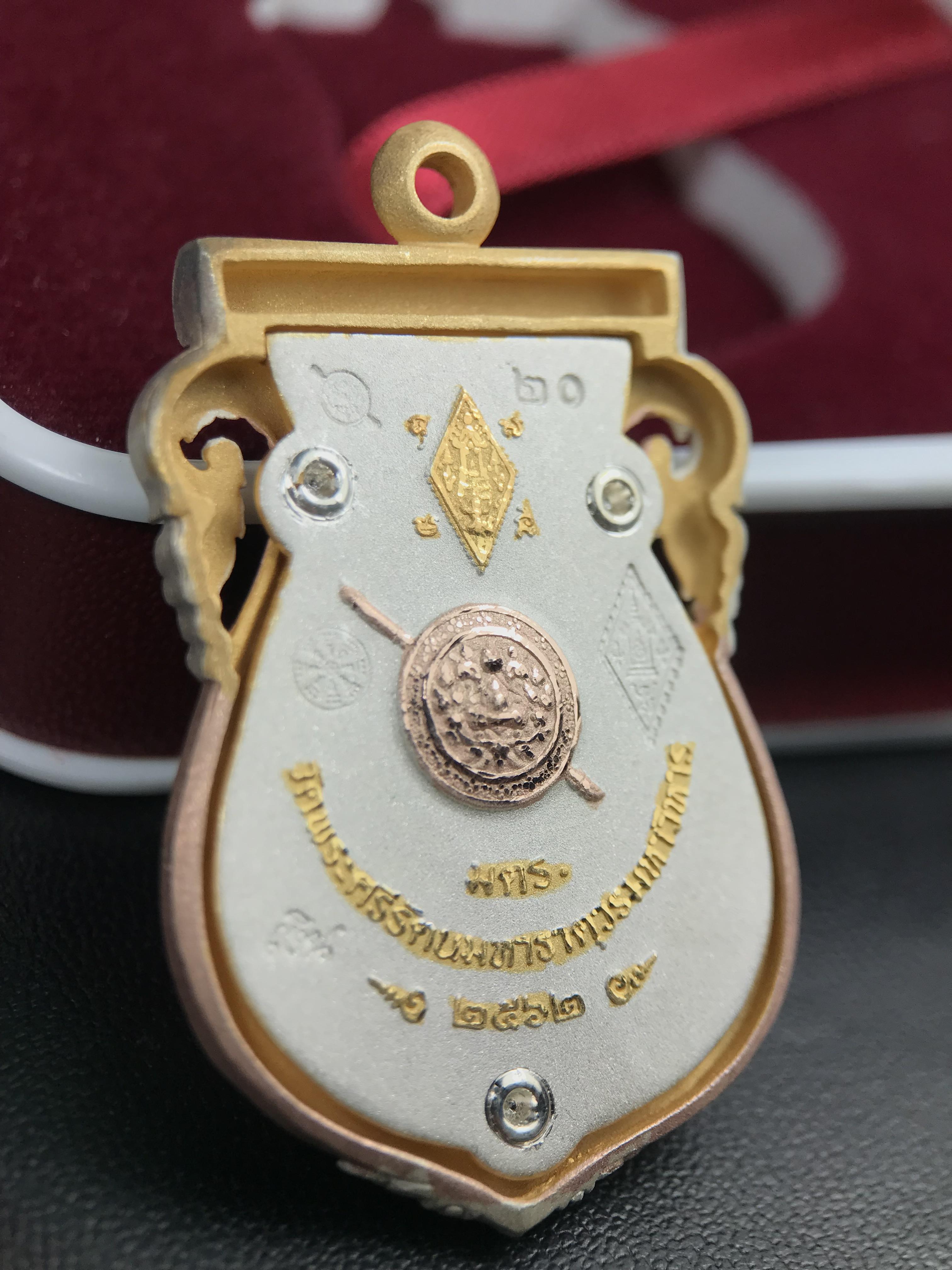 พระพุทธชินราช รุ่น ประวัติศาสตร์ มูลนิธิเพื่อตำรวจไทยจัดสร้าง ปี 2562 เนื้อเงินชุบสามกษัตริย์ขัดเงา พิมพ์เหรียญเสมาฉลุลาย พระพุทธชินราช อินโดจีน(ขนาดสูง 3.7ซม.(ไม่รวมห่วง))(สภาพสวยซีนซองเดิม กล่องบรรจุเดิมครบสมบูรณ์)(องค์หมายเลข 20)(1 ใน 999 เหรียญ)หายาก