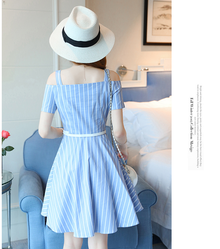 ชุดเดรสสั้นเปิดไหล่สีฟ้าอ่อนลายทางยาวสีขาวพร้อมเข็มขัดสีขาว