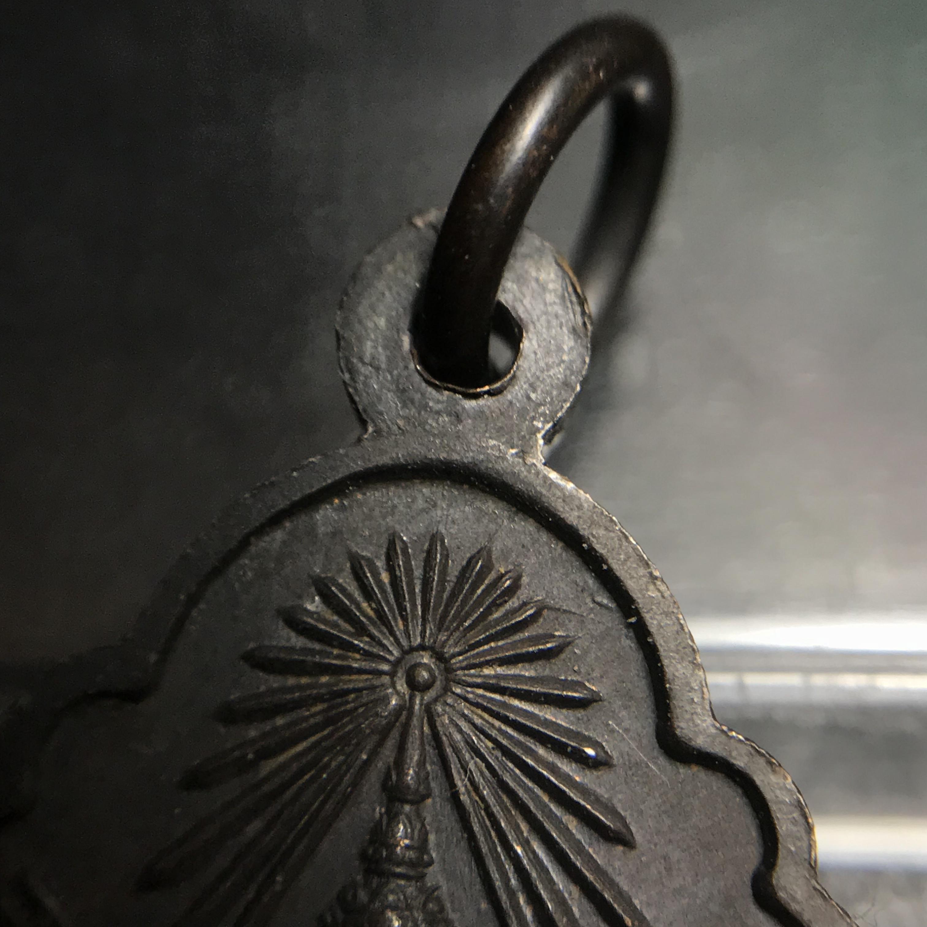 เหรียญ ร.9 ทรงเฉลิมพระชนมพรรษาครบ 4 รอบ ปี2518 (เนื้อทองแดงบล็อกวงเดือนล่าง)หายากนิยมที่สุด