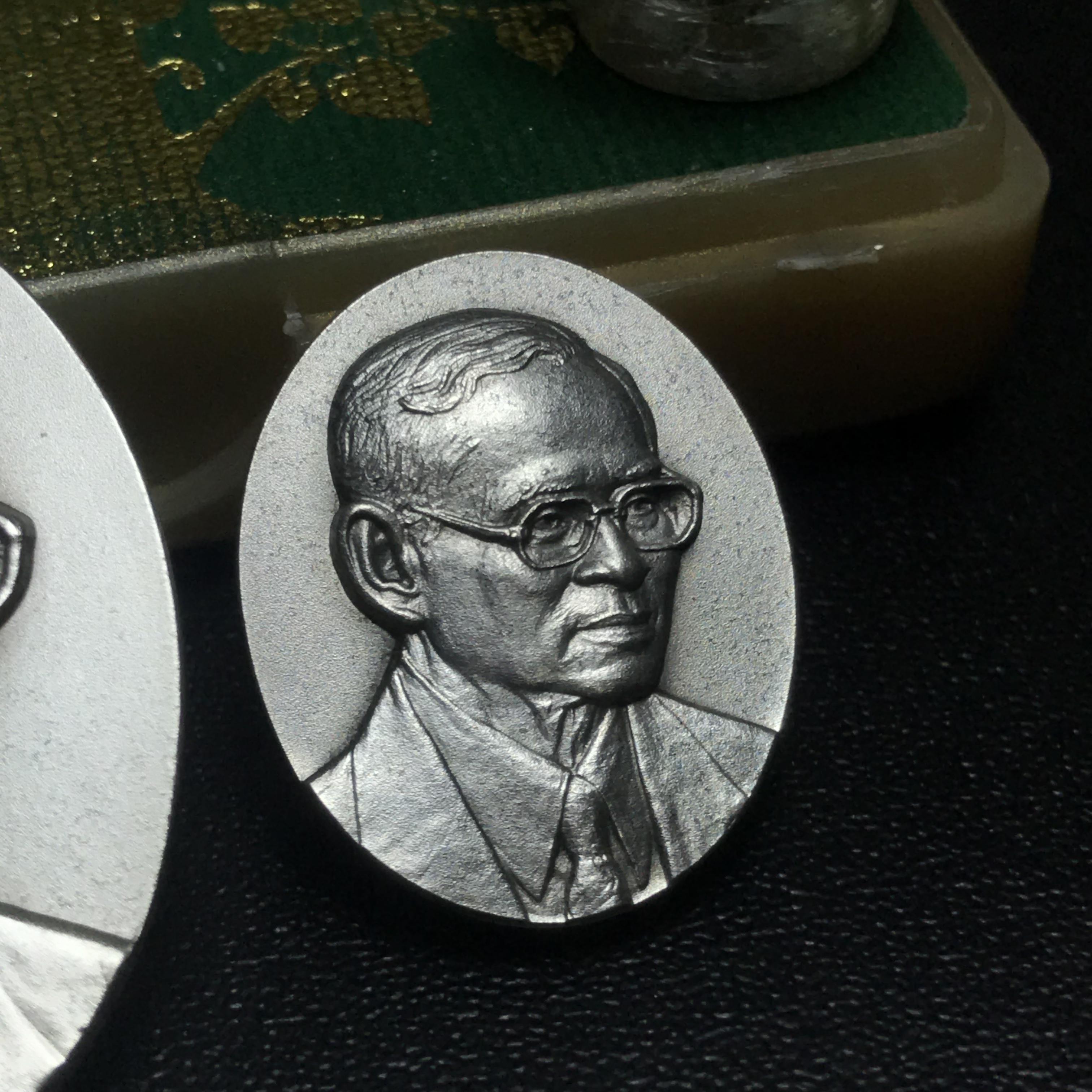 เหรียญพระบรมรูปหล่อพระบาทสมเด็จพระเจ้าอยู่หัว 84 พรรษา เนื้อเงินรมดำขัดวินอล พิมพ์ใหญ่+พิมพ์เล็ก(บรรจุมวลสาร จิตรลดา เส้นเกศาในหลวงรัชกาลที่9 พระราชทาน ลงในใจกลางเหรียญ)