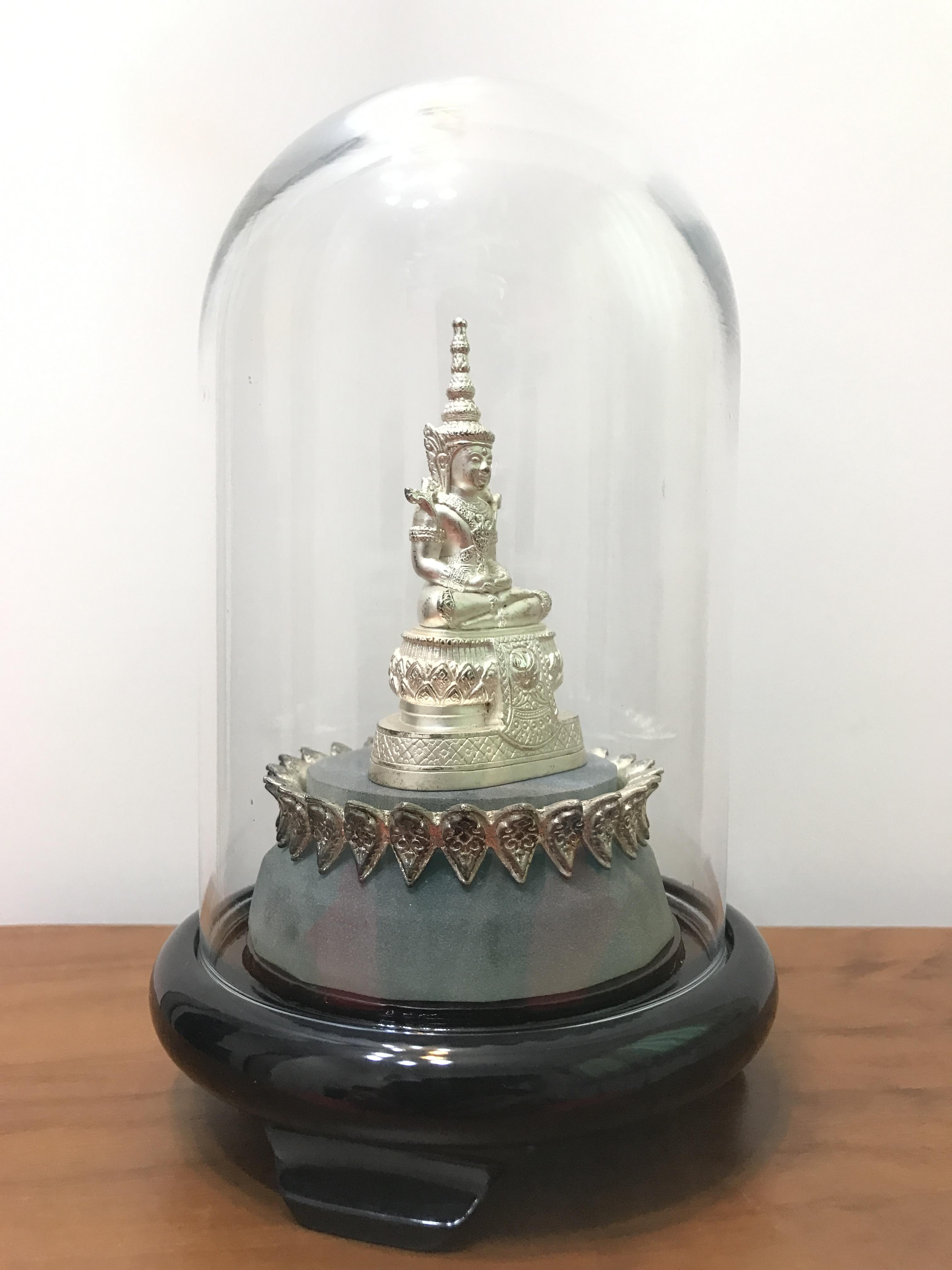 พระแก้วมรกต ภปร(รุ่นแรก) ปี45 รุ่นฉลองกรุงรัตนโกสินทร์ครบ 220 ปี หล่อลอยองค์ เนื้อเงิน ขนาดบูชา 50*90 มม. พร้อมฐานวางครอบแก้วเดิมครบสมบูรณ์(สวยงามและหายากมาก)