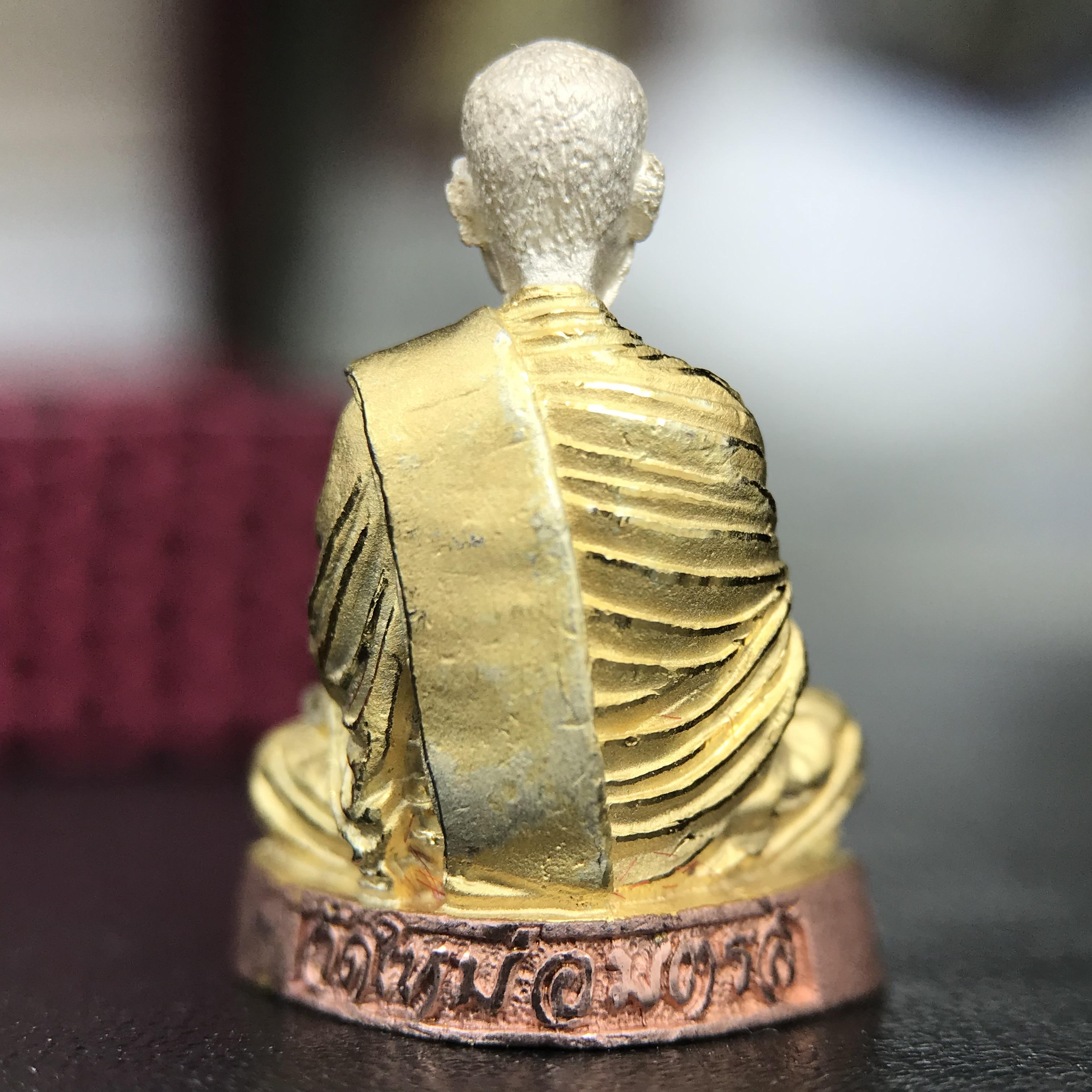 รูปเหมือนสมเด็จพระพุฒาจารย์ (โต พรหมรังสี)วัดใหม่อมตรส บางขุนพรหม ปี2540 รุ่นกาญจนาภิเษก จัดสร้างในวโรกาสที่รัชกาลที่ 9 ทรงครองสิริราชสมบัติ ครบ 50ปี ลอยองค์พิมพ์ใหญ่ เนื้อเงินบริสุทธิ์ 99.9% แบบชุบสามกษัตริย์ขัดเงาบางส่วน พร้อมกล่องบรรจุใบรับรองเดิมครบ