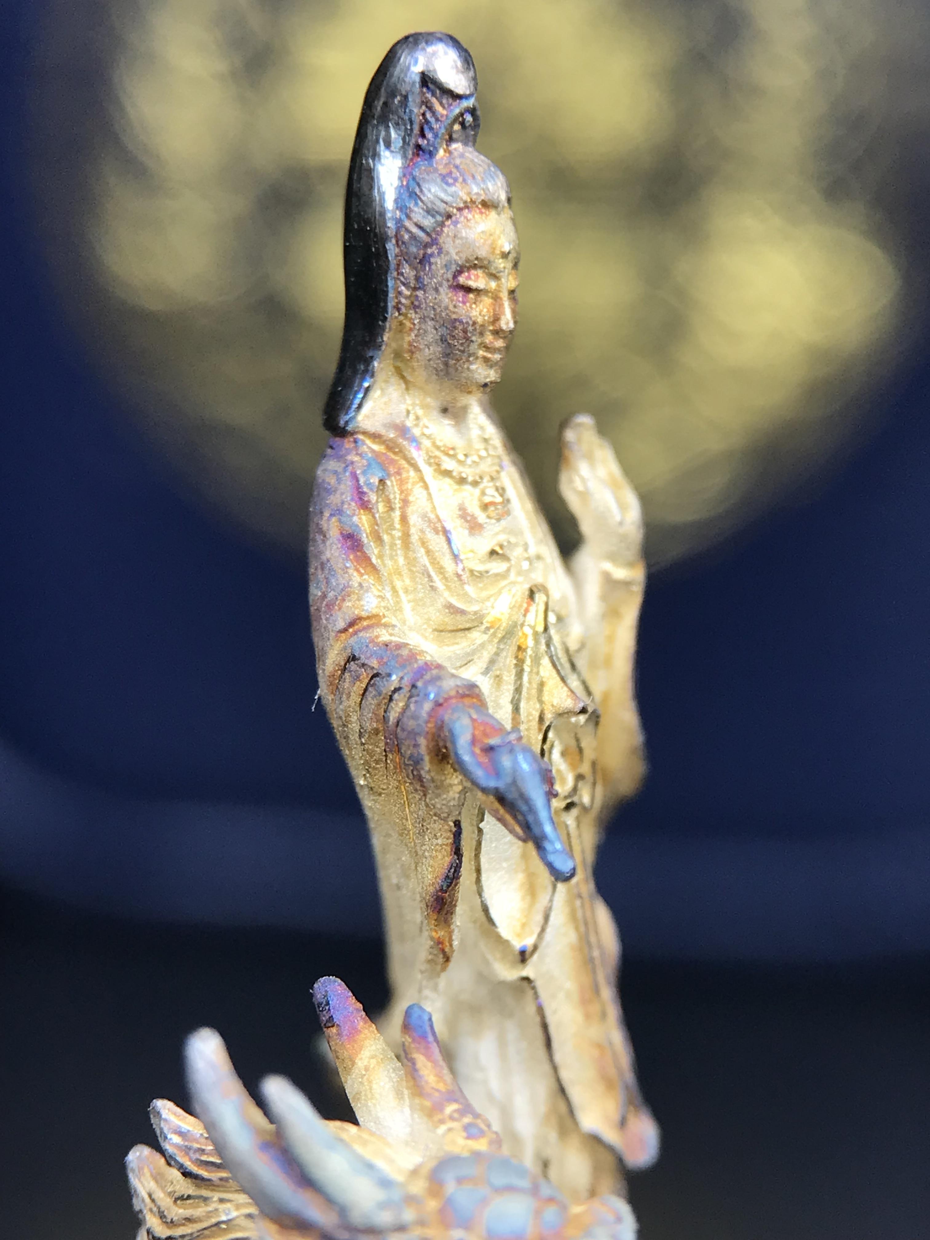 รูปหล่อลอยองค์พระโพธิสัตว์กวนอิม ทรงประทับมังกร จ.ระนอง ปี 2539 เนื้อเงิน พิมพ์ใหญ่(ผิวรุ้งไฟ)(สภาพผิวเดิมขึ้นสีรุ้งธรรมชาติสวยแบบนิยม)(เสน่ห์พระเนื้อเงินสีสันที่ธรรมชาติสรรค์สร้าง)เฉลิมฉลองในวโรกาสที่พระบาทสมเด็จพระเจ้าอยู่หัวทรงครองสิริราชสมบัติครบ50ปี