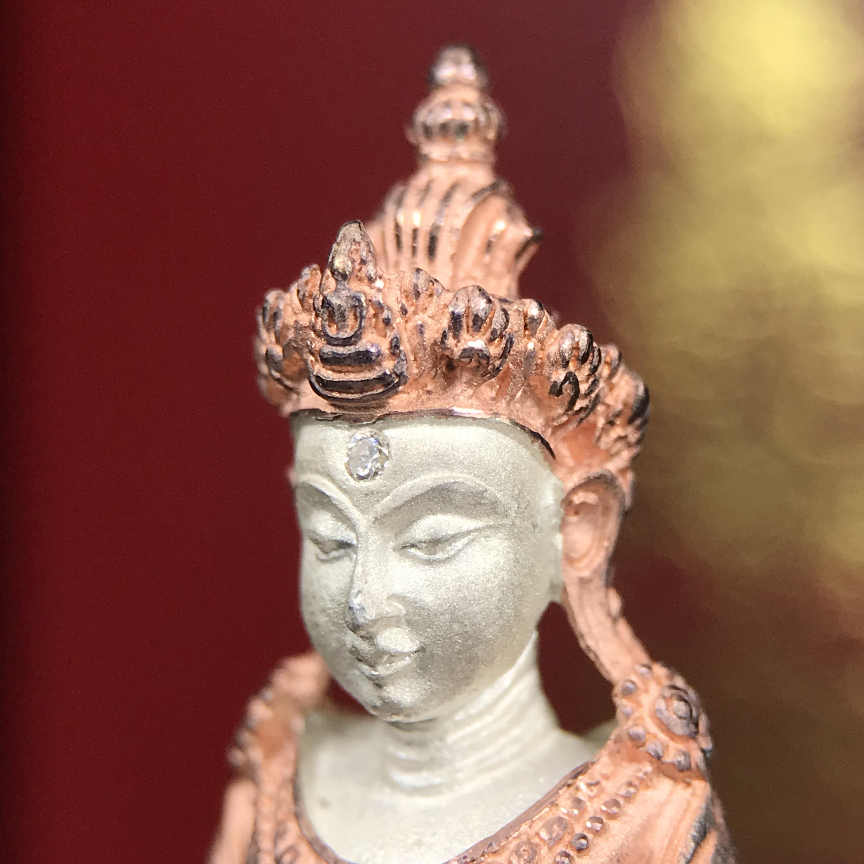 พระกริ่งอวโลกิเตศวร ( เจ้าแม่กวนอิม ) วัดโพธิ์แมนคุณาราม รุ่นอุดมโภคทรัพย์ พ.ศ.2539 เนื้อเงิน 3 กษัตริย์ (องค์พิเศษกรรมการ ฝังเพชรตำแหน่งดวงตาที่สามกลางหน้าผาก 1 เม็ด)(อีกหนึ่งรุ่นยอดนิยม พุทธศิลป์สวยงดงาม)***องค์พิเศษกรรมการฝังเพชร พบเจอน้อยหายากมาก***