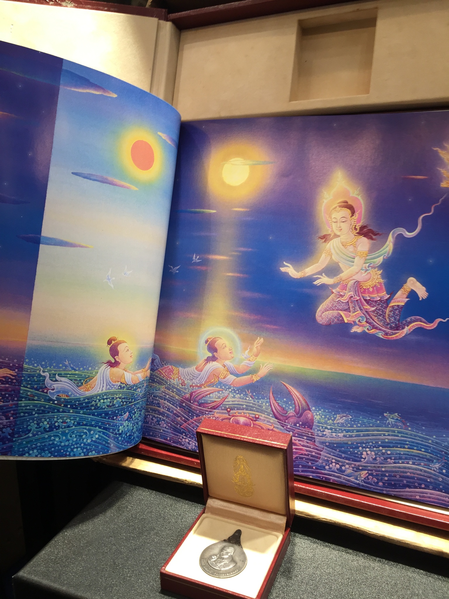 เหรียญพระมหาชนก พิมพ์ใหญ่ เนื้อเงิน ปี2539(รุ่นแรกในหลวงเสด็จเป็นประธานในพิธี) พร้อมหนังสือสภาพสวยครบชุด