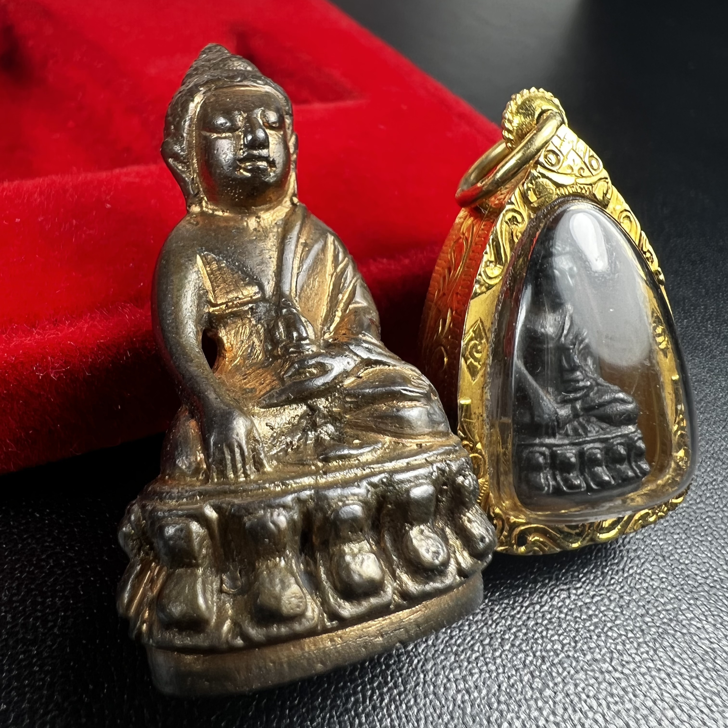 พระกริ่ง-พระชัยวัฒน์ ปวเรศ ปี2530 วัดบวรนิเวศราชวรวิหาร(องค์พระชัยวัฒน์เลี่ยมกรอบทองคำแท้)(ในหลวง ร.9 เสด็จเททอง)(บรรจุเส้นเกศาในหลวงรัชกาลที่9)พร้อมสูจิบัตรเดิมตอนจัดสร้าง(สภาพสวยครบสมบูรณ์) (องค์หน้าใหญ่)(องค์ทองทบ)แบบพิมพ์นิยมหายาก