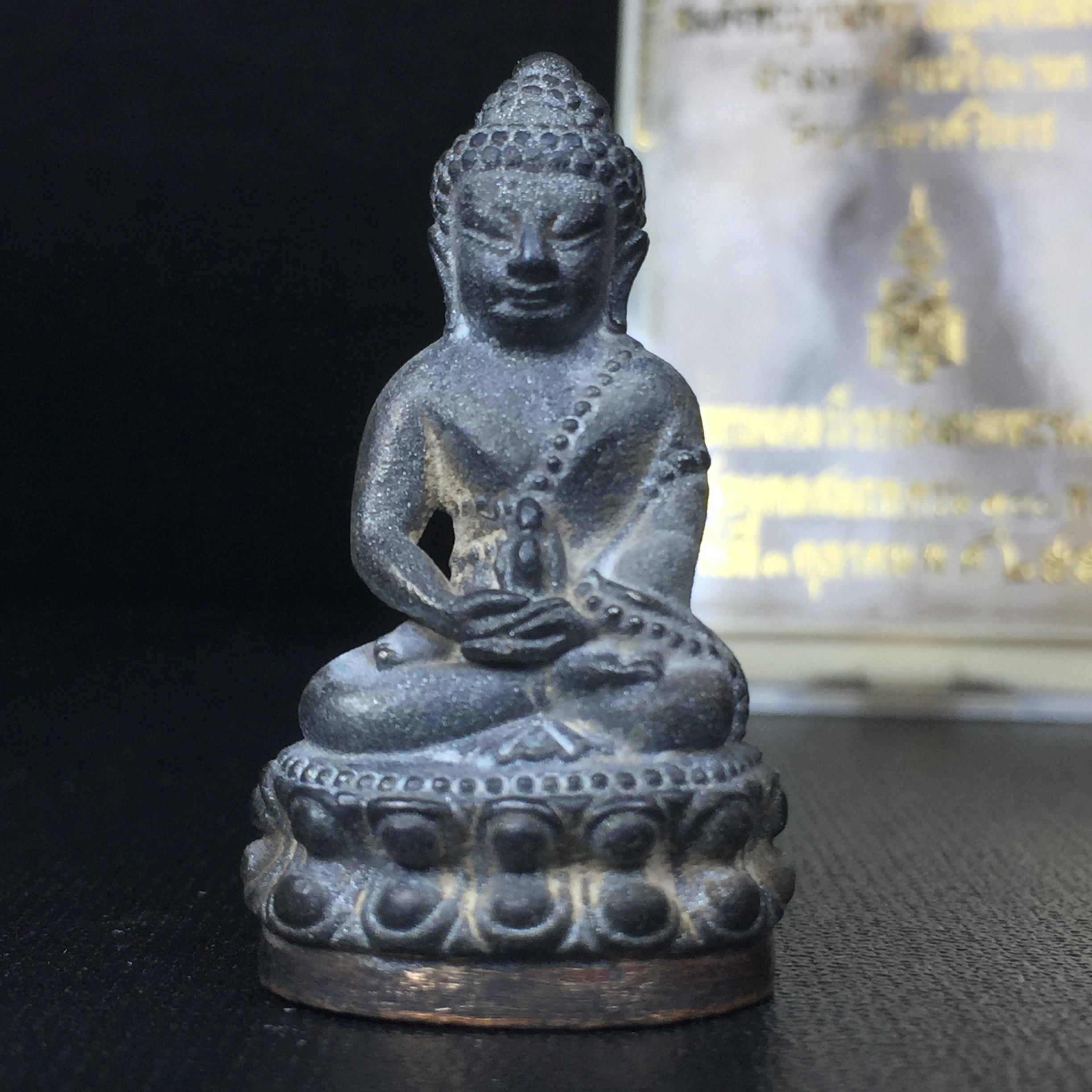 พระกริ่งชินบัญชรฉลองพระชันษา 100 ปี สมเด็จพระญาณสังวร วัดบวรนิเวศวิหาร ปี 2556 เนื้อนวโลหะผสมทองคำก้นทองแดง พิธีใหญ่ มวลสารเด่น นิยม(1 ใน 2556 องค์)