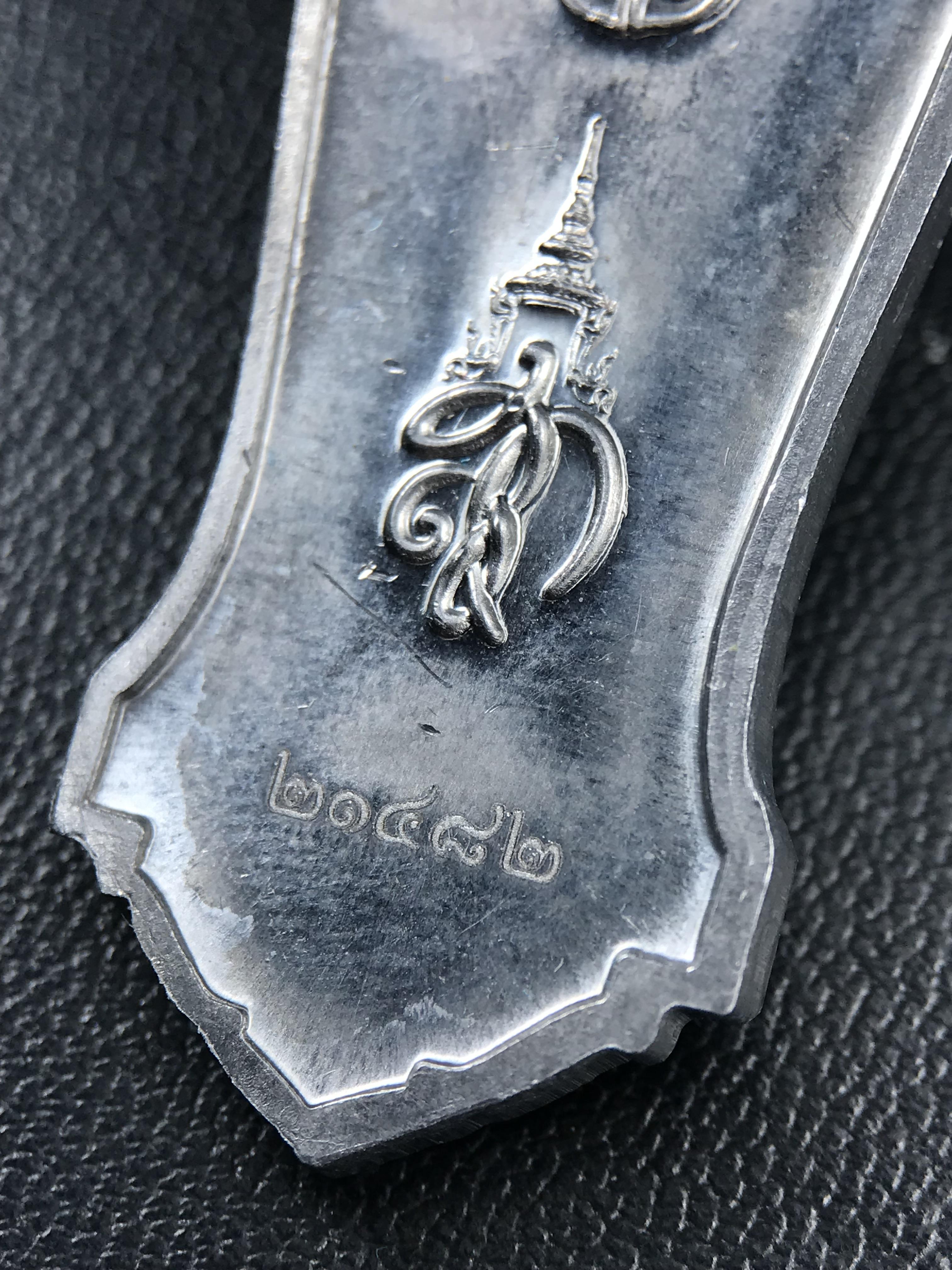 เหรียญที่ระลึกพระพุทธเมตตาประชาไทยไตรโลกนาถคันธารราฐอนุสรณ์ หลัง ภปร. และ สก. วัดทิพย์สุคนธาราม จ.กาญจนบุรี ปี 2558 เนื้อชิน(ตะกั่ว) ขนาดสูง 4.6 ซม. ที่ระลึก ร.9 พระชนมพรรษาครบ 7 รอบ และ สมเด็จพระราชินี พระชนมพรรษา 80 พรรษา พิธีใหญ่