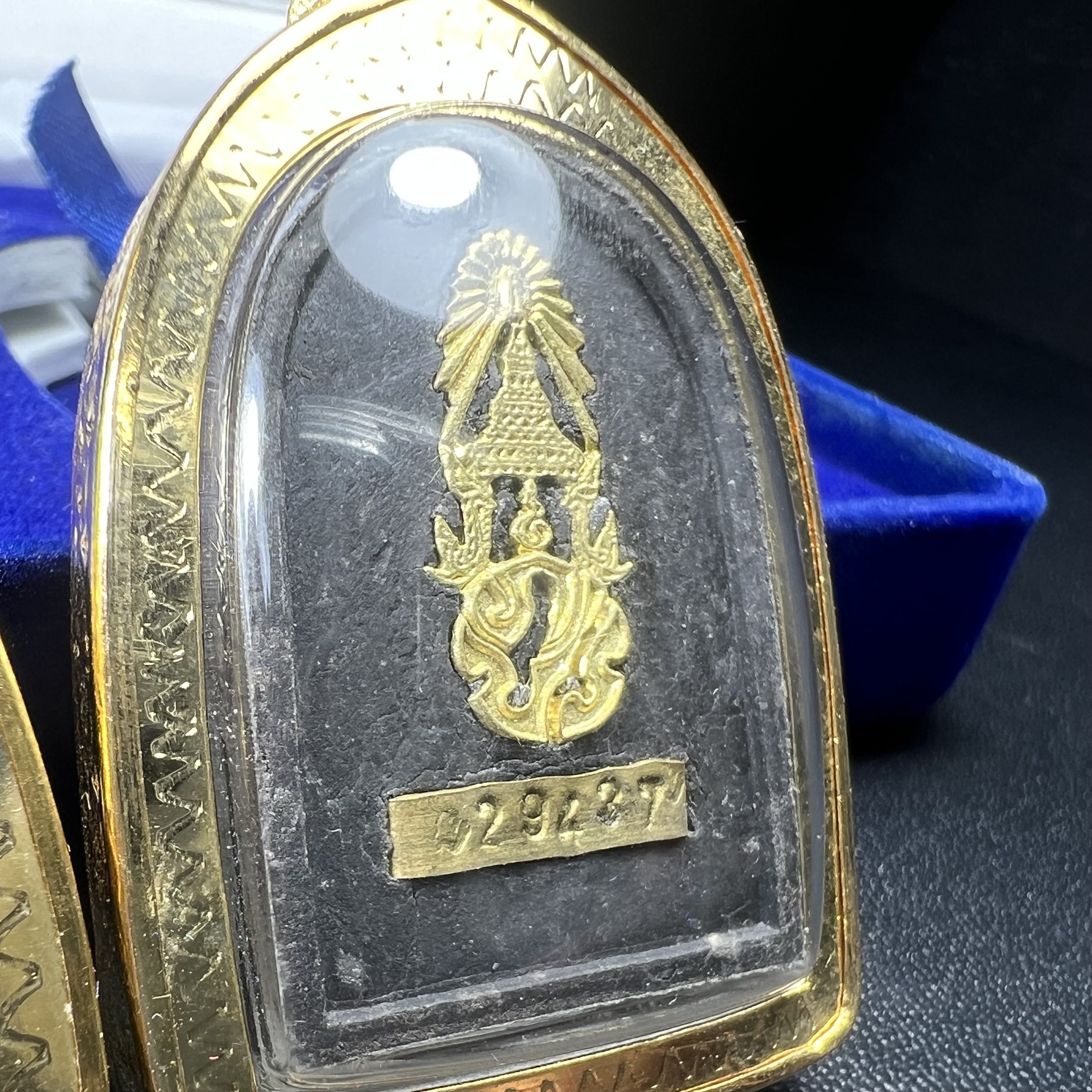 พระคู่ชุดของขวัญ พระหลวงปู่ทวด ภปร.ปี2547 ทรงกลีบบัวและกลีบขนุน(พิมพ์เตารีดและพิมพ์พระรอด)(ชนวนเก่า)เนื้อว่านด้านหลังมี ภปร. เป็นโลหะผสมสูง 3.3ซม.พิธีใหญ่ มวลสารดี ปลุกเสกวัดพระแก้ว(พร้อมกล่องบรรจุเดิม งานเลี่ยมกรอบเดิมจากผู้จัดสร้างห่อหุ้มด้วยทองนพเกล้า)