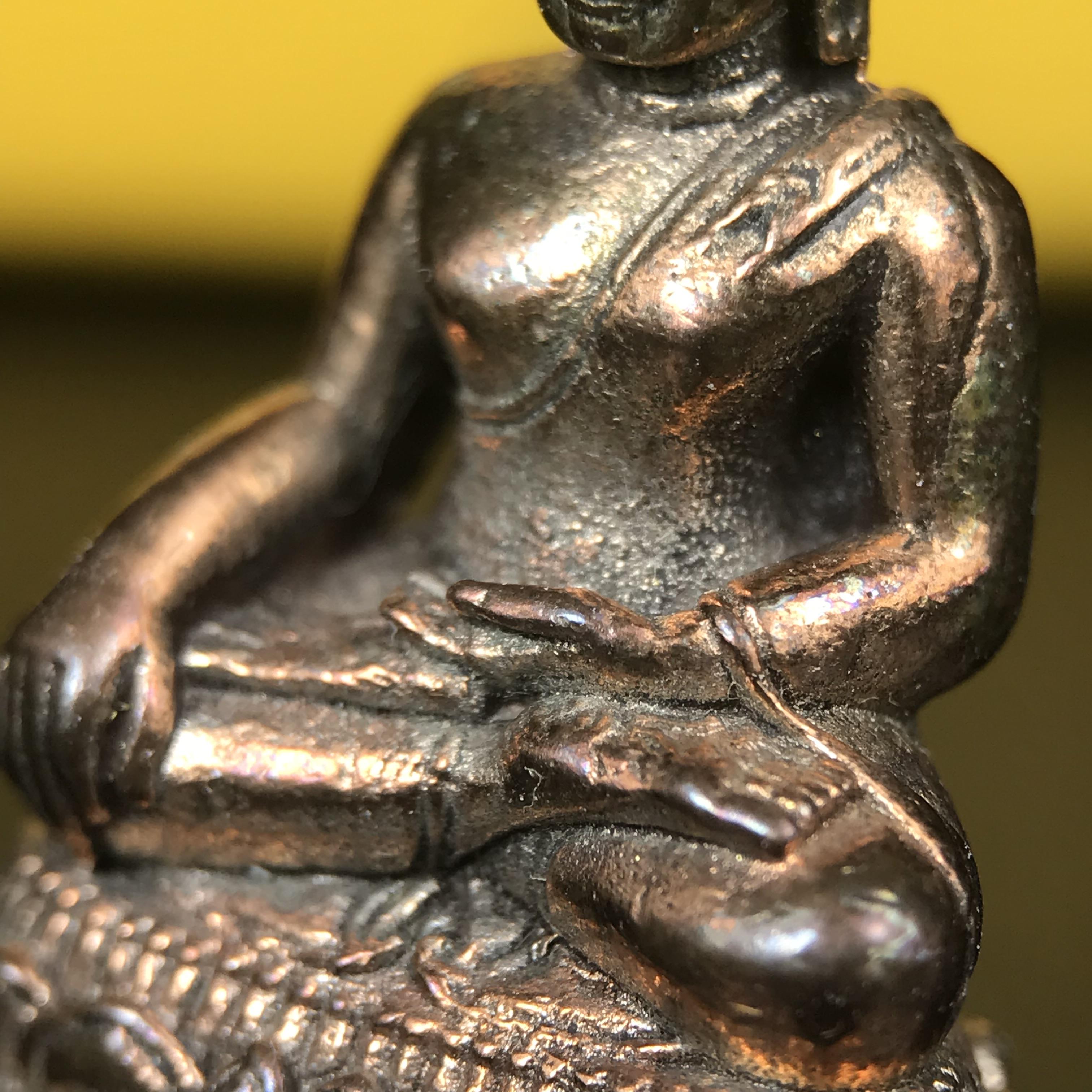 พระกริ่งพระพุทธนรสีห์ จปร.+ภปร. ครบรอบ 100 ปี ธนาคารไทยพาณิชย์ ปี 2550 พระกริ่งเนื้อนวโลหะพิเศษ(หล่อในพิธีเททอง)(หายาก)(พุทธศิลป์งดงาม)ด้านหน้าฐานประดับด้วยตราสัญลักษณ์ "จปร" และ "ภปร" (องค์เทหล่อในพิธีสร้างน้อย หายากมาก)1 ใน 1000 องค์