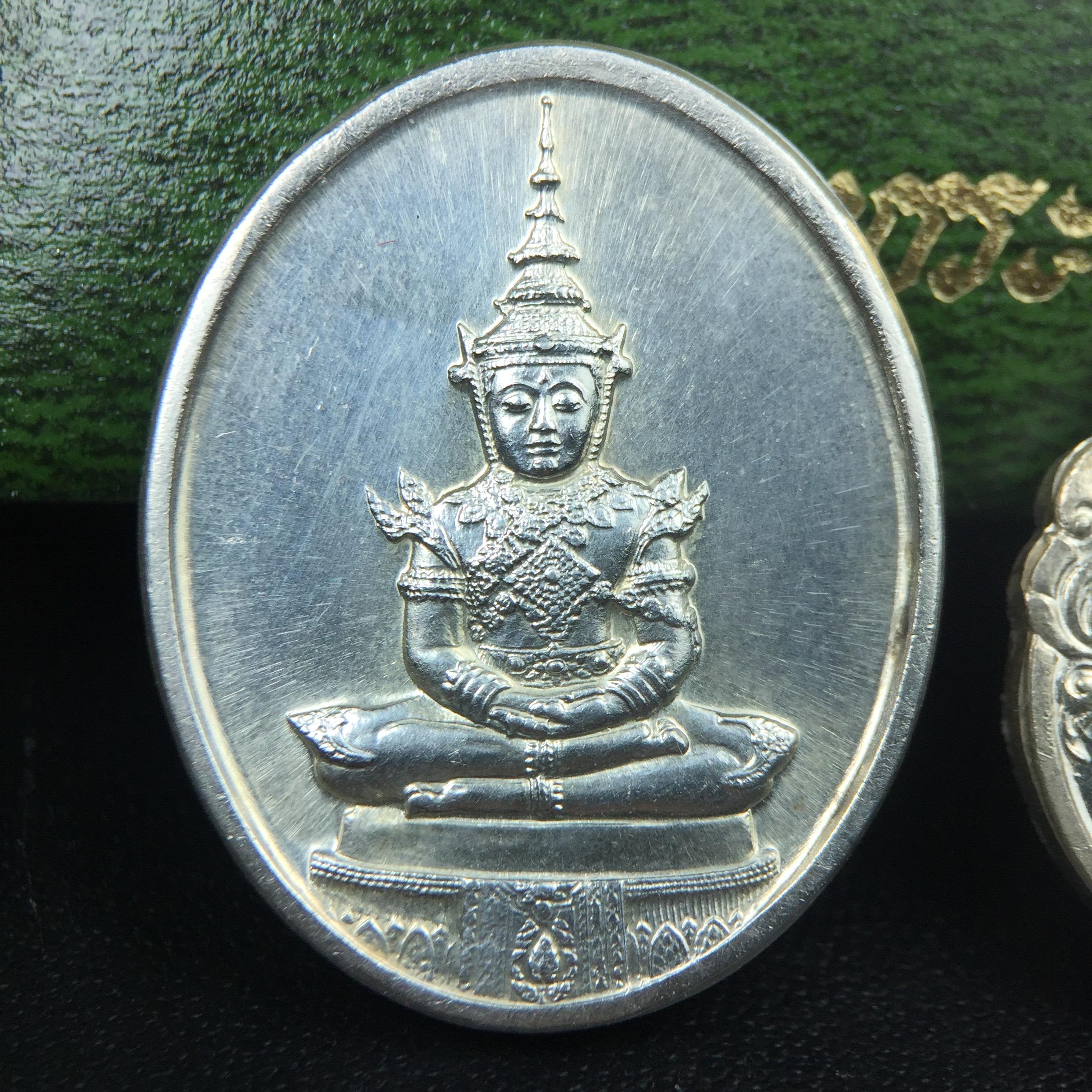 เหรียญพระแก้วมรกตหลัง ภปร. ฉลองกรุงรัตนโกสินทร์ครบ 200 ปี พ.ศ.2525 เนื้อเงินกล่องบรรจุเดิมครบ3พิมพ์(บล็อกพระราชศรัธา)(ในหลวงรัชกาลที่9 เสด็จในพิธี)พระคู่บ้านคู่เมือง...พระดี...พิธีใหญ่