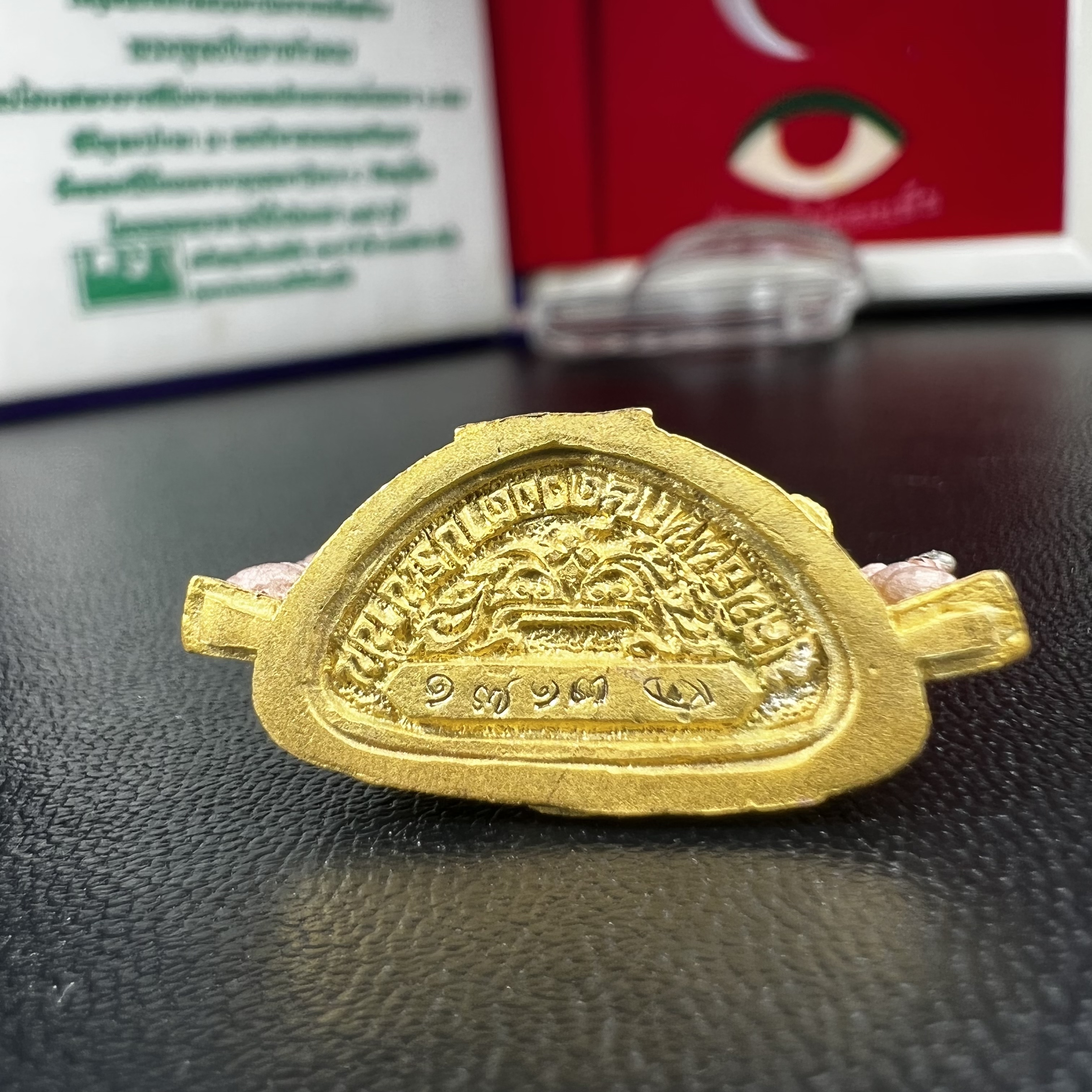 พระพุทธชินราช ภปร. ในวโรกาสพระราชพิธีมหามงคล เฉลิมพระชนมายุ6รอบ 5ธันวาคม2542 มูลนิธิพิทักษ์ดวงตาประชาชน จัดสร้าง เนื้อเงินแบบสามกษัตริย์ขัดเงาบางส่วน พิมพ์ใหญ่ ขนาดสูง 3.4 ซม. พร้อมกล่องบรรจุเดิม