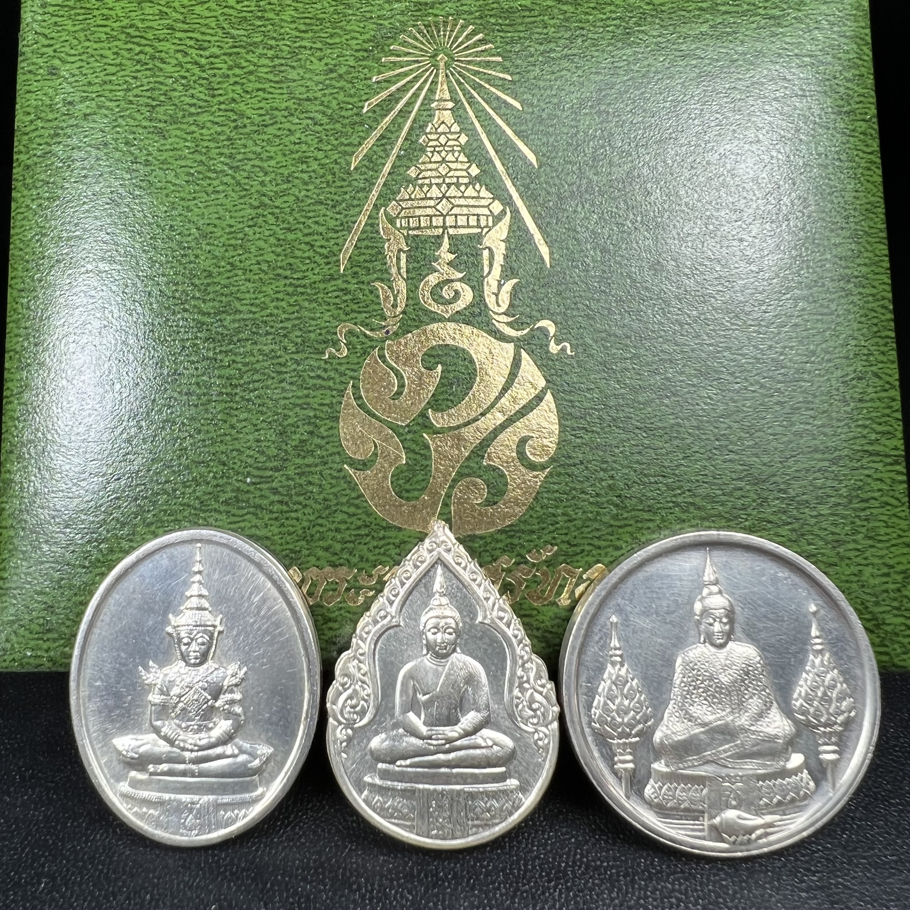 เหรียญพระแก้วมรกตหลัง ภปร. ฉลองกรุงรัตนโกสินทร์ครบ 200 ปี พ.ศ.2525 เนื้อเงินกล่องบรรจุเดิมครบ3พิมพ์(บล็อกพระราชศรัธา)(ในหลวงรัชกาลที่9 เสด็จในพิธี)พระคู่บ้านคู่เมือง...พระดี...พิธีใหญ่