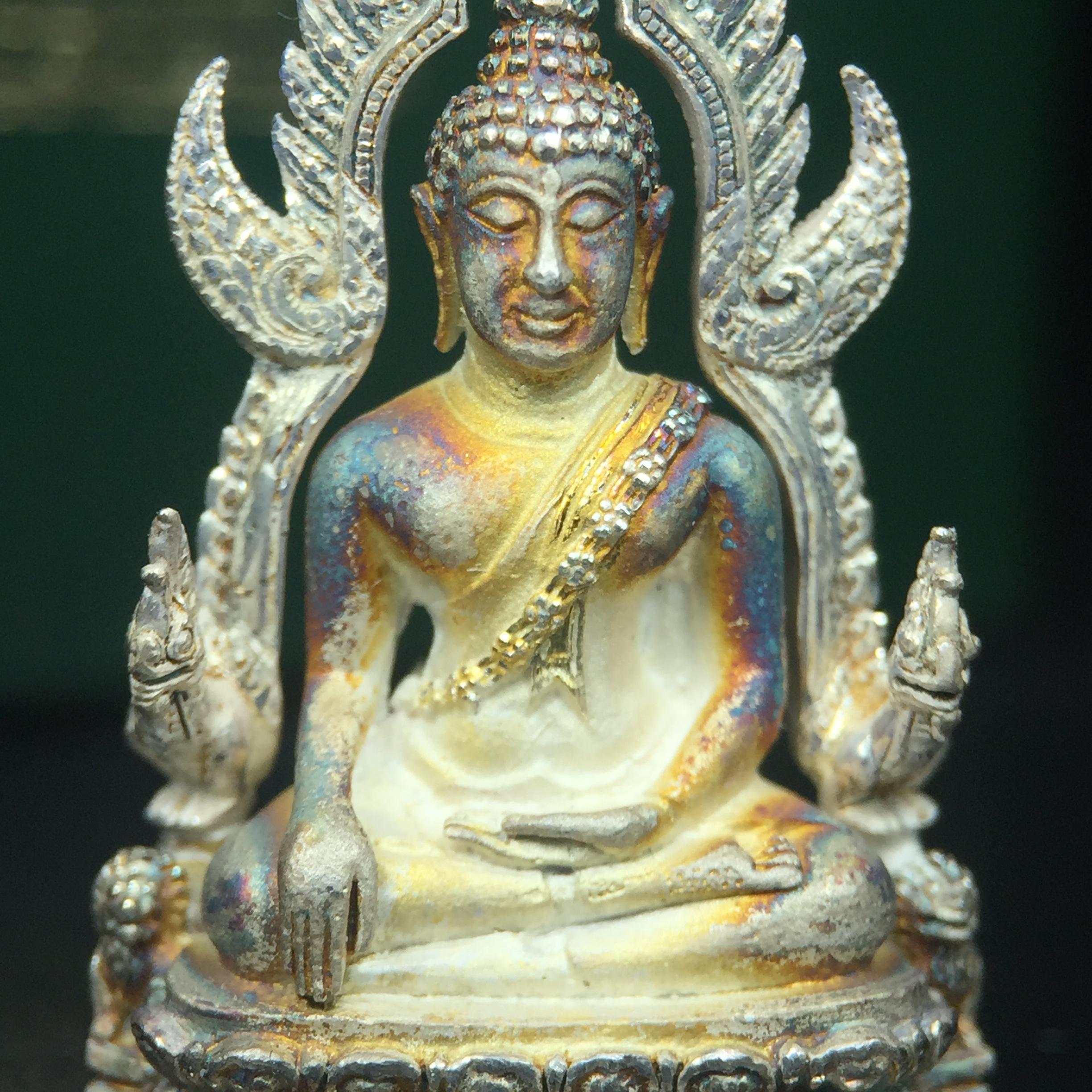 พระพุทธชินราช รุ่นมหาลาภ พิธีพุทธาภิเษกวัดพระศรีรัตนมหาธาตุวรมหาวิหาร จ.พิษณุโลก ปี 2540 เนื้อเงินบริสุทธิ์ 99.9% (นวลเงา)(สภาพผิวเดิมขึ้นสีรุ้ง สวยมากๆเสน่ห์พระเนื้อเงิน สีสันที่ธรรมชาติสรรค์สร้าง) พร้อมกล่องบรรจุเดิม (องค์หมายเลข 11411)(เลขกระจก)นิยม