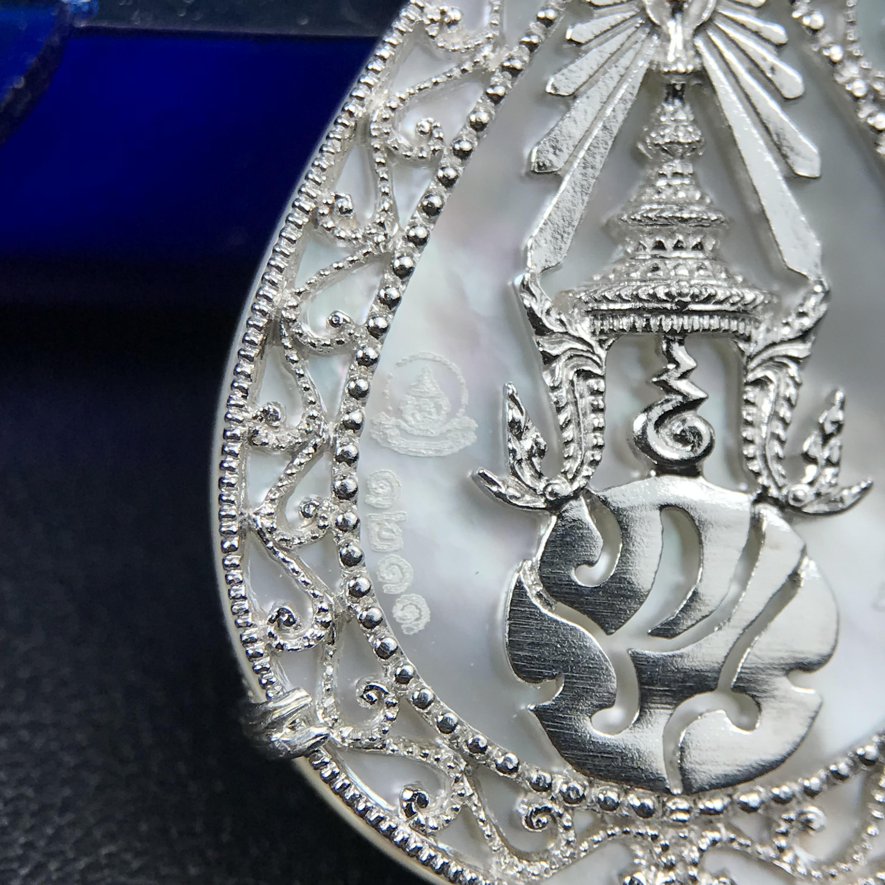 เหรียญพระพุทธชินราช ภปร. โครงการ เพราะแผ่นดินนี้คือแผ่นดินเกิด ปี 2551 รูปหยดน้ำ เนื้อเงินชุบทองคำขาว(ล้อมด้วยกรอบเงินชุบทองคำขาวสลักเสลาเป็นลวดลายละเอียดอ่อน ส่วนพื้นองค์พระเป็นเปลือกหอยมุขสวยงดงาม )(ขนาด 21 x 29 มม.) (สวยงามหายาก)1ใน5000องค์